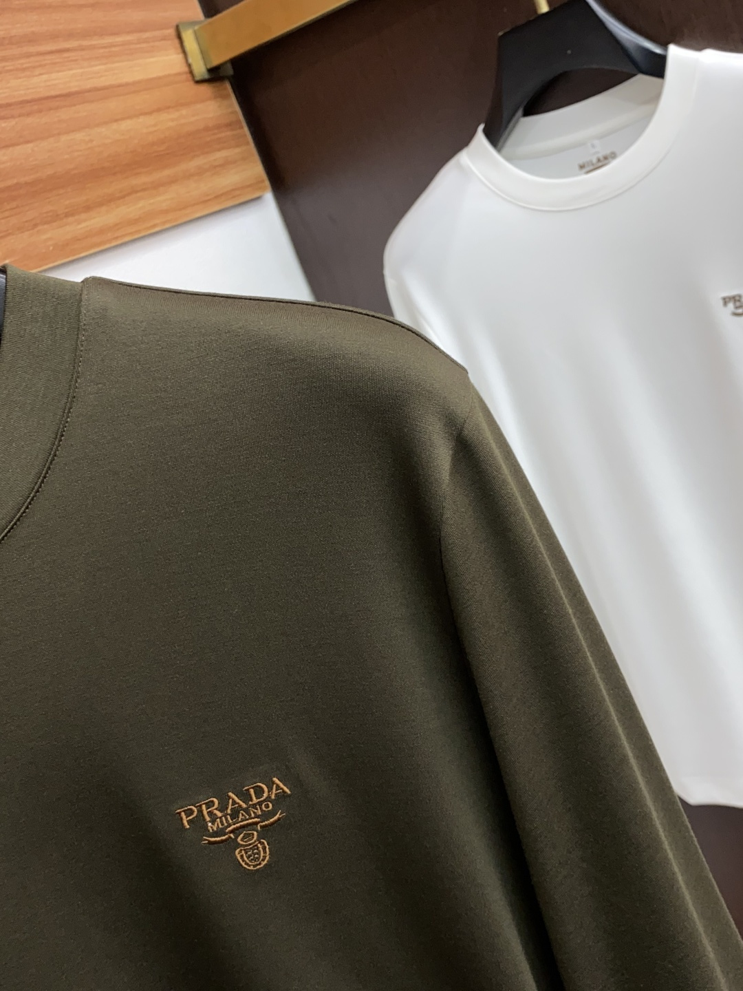 普拉达 2025最新爆款早秋长袖打底出货 欧美热销单品！精选意大利🇮🇹进口双面羊绒棉面料舒适柔软搭配最新