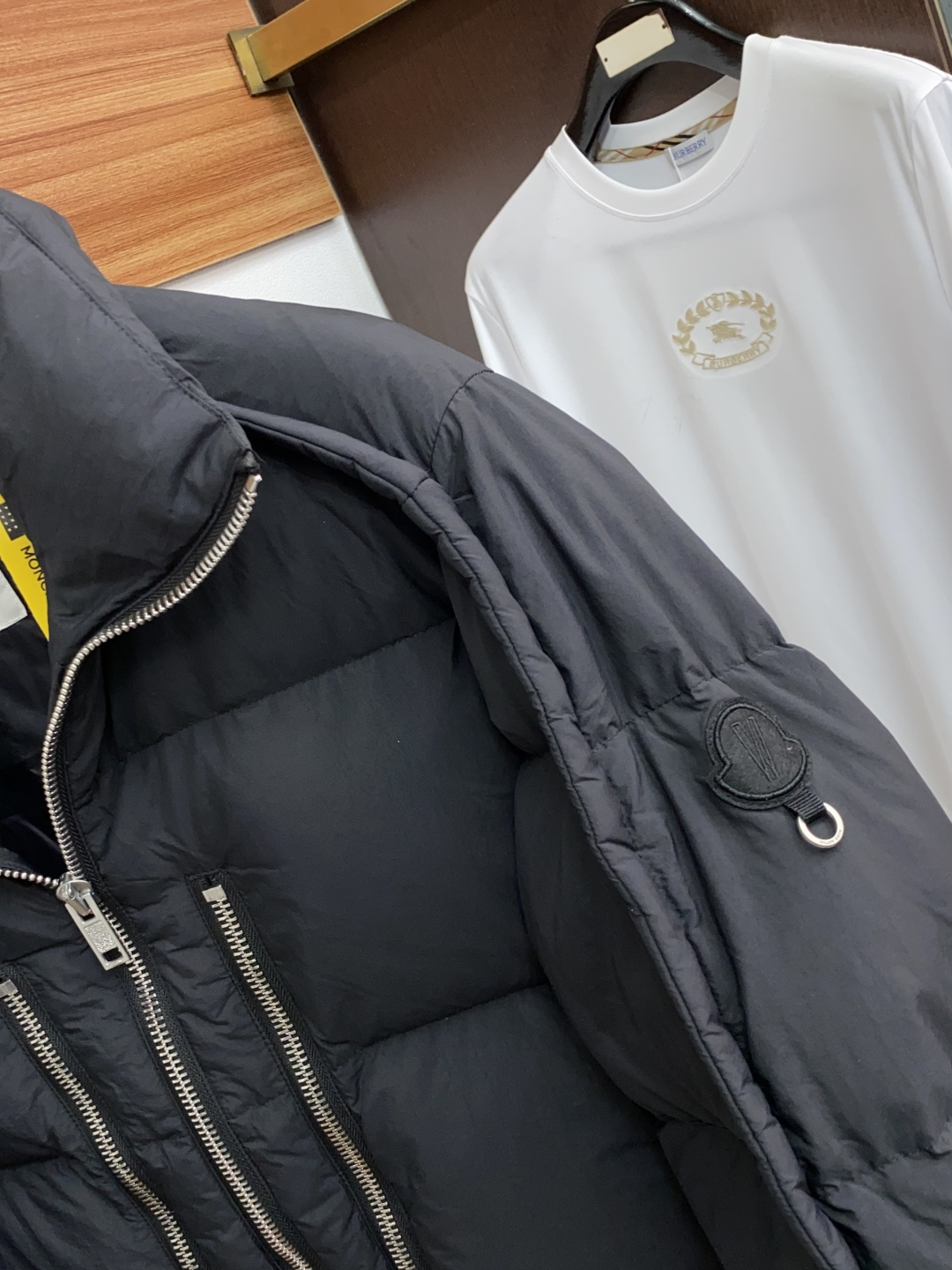 蒙口 秋冬新款拼接羽绒服 原版1:1订制五金配件全进口原版定制 欢迎专柜对比 绝对的高品质 采用顶级90