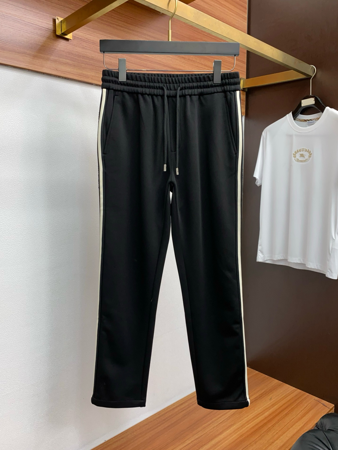 VT 2025秋冬新款休闲裤 干净利落剪裁，都市风十足 采用精纺加厚面料手感软糯干爽，上身效果挺括有型。