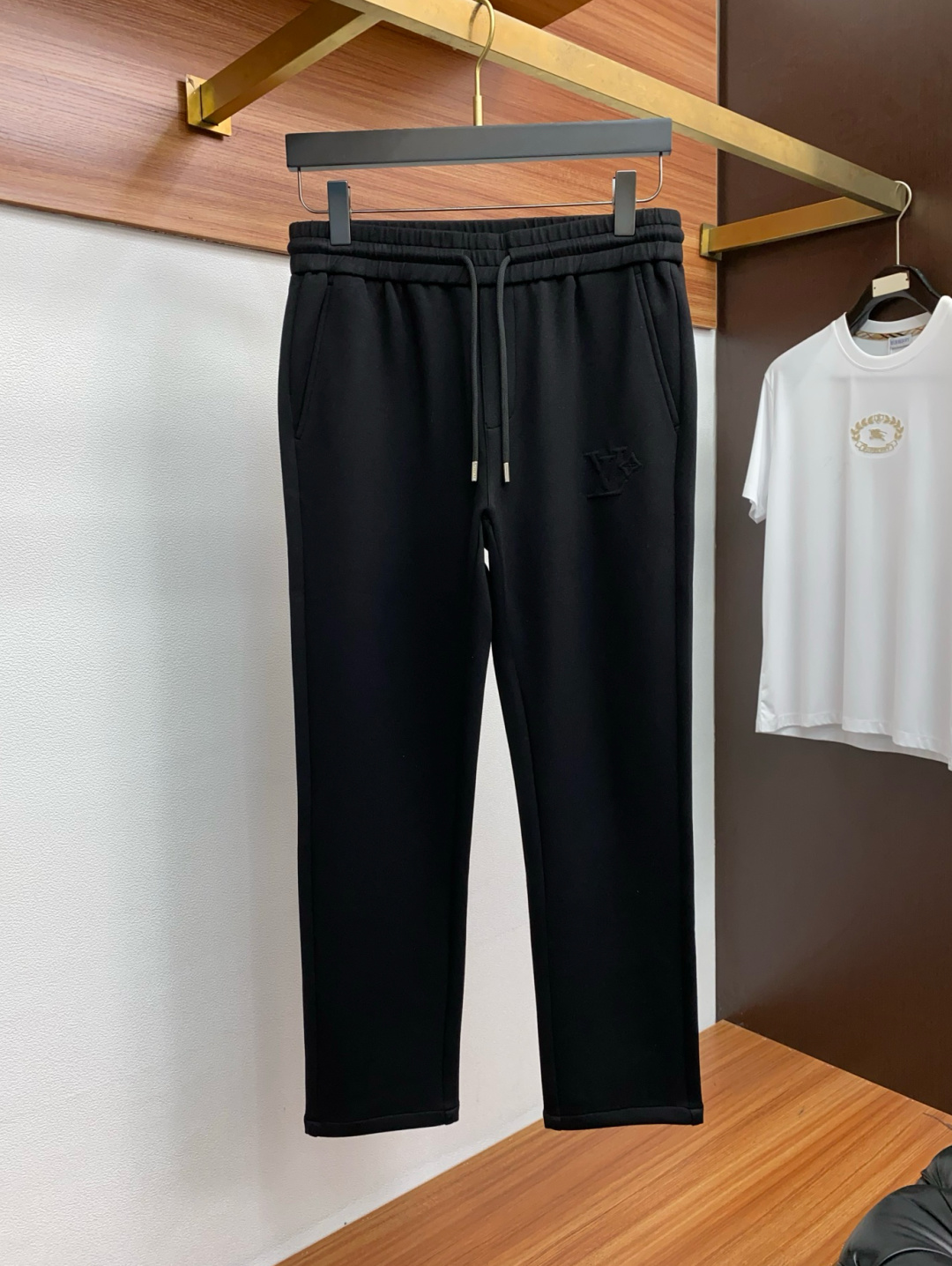 1v路易威登 2025秋冬新款休闲裤 干净利落剪裁，都市风十足 采用精纺加厚面料手感软糯干爽，上身效果挺