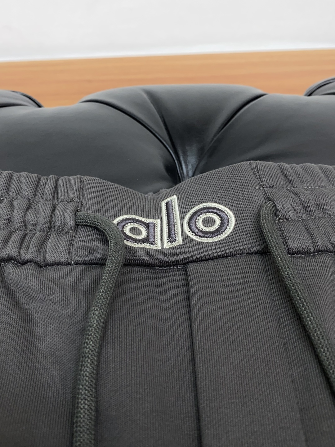 alo 2025SS早秋冬新品 加厚面料男士运动商务休闲裤 每季必出的类型，无需质疑的热卖王牌单品，亚黑
