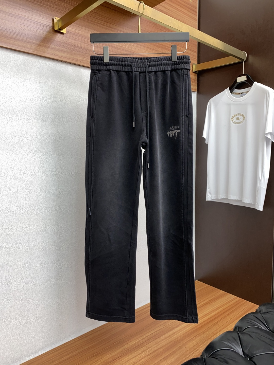 巴黎世家 2025SS早秋冬新品 加厚面料男士运动休闲裤 每季必出的类型，无需质疑的热卖王牌单品，水洗灰