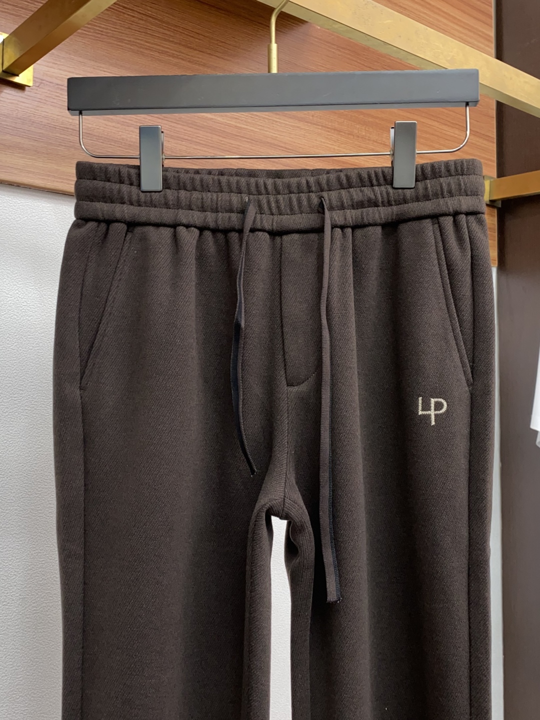 lP🆕 SS早秋冬新品 加厚面料男士商务运动休闲裤 每季必出的类型，无需质疑的热卖王牌单品，亚黑符合四季