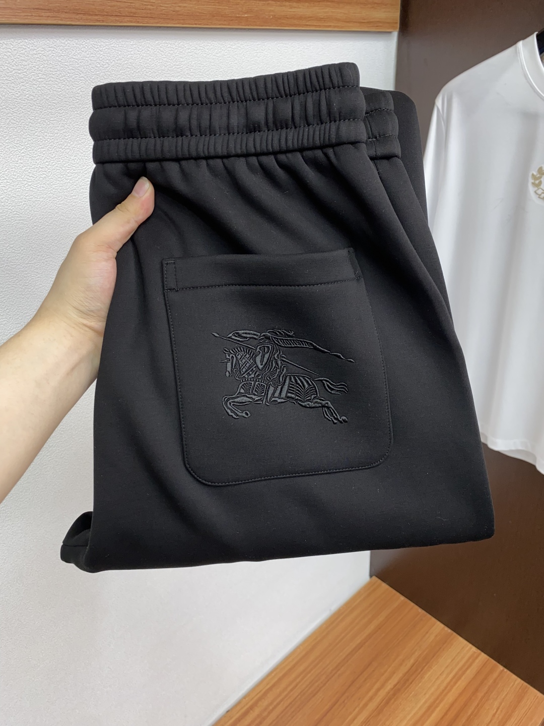 بنطلون رياضي رجالي من Burberry بتصميم مريح وشعار العلامة التجارية البارز