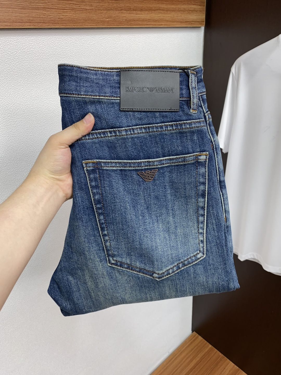 NO:606368,Armani 25ss Autumn and Winter New Men's Small Straight Original Jeans Autumn and Winter New Super Soft, Elastic Fabric, Complex Handicraft Overlay, If you stay in any washing process for a few more seconds, it will turn into a completely different color effect, so it is more precious, especially durable and taste-resistant... Use the best elastic texture of tannins, genuine leather labels, high-end metal accessories... to create a unique and original jeans style!  Original hardware accessories, super correct fit, comfortable and breathable, extremely high grade, counter quality, handsome upper body. Size 29-38 No 35 37,,armani,jeans,alexander wang19860909阿玛尼 25ss秋冬 新款 男士小直筒原单 牛仔裤 秋冬新款超柔软,弹力面料,复杂的手工艺叠加,任何一个洗水环节多停留几秒都会变成完全不一样的颜色效果,所以越加珍贵,特别持久、耐味…… 选用上乘的丹宁弹力质感,真皮皮牌、高定的金属辅料……打造出独特及原创的牛仔裤款型！原版五金辅料,版型超正,舒适透气,档次极高,专柜品质,上身帅气十足. 码数29-38 无35 37,,armani,jeans,alexander wang,Men's clothing