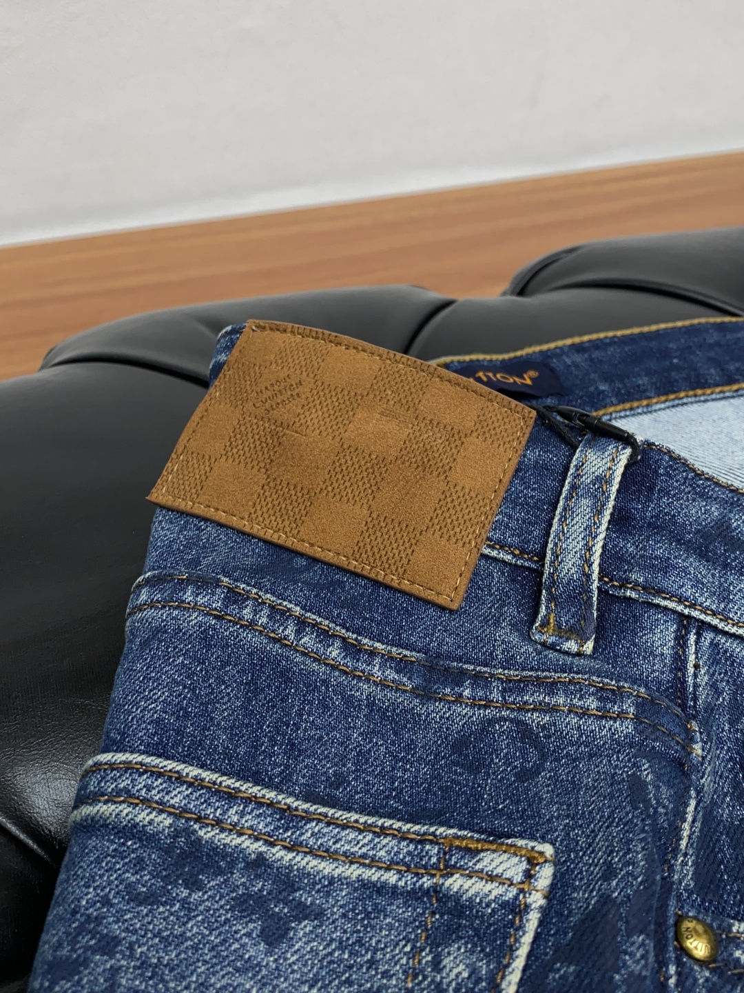 1v 路易威登 25ss秋冬 新款 男士小直筒原单 牛仔裤 秋冬新款超柔软，弹力面料，复杂的手工艺叠加，