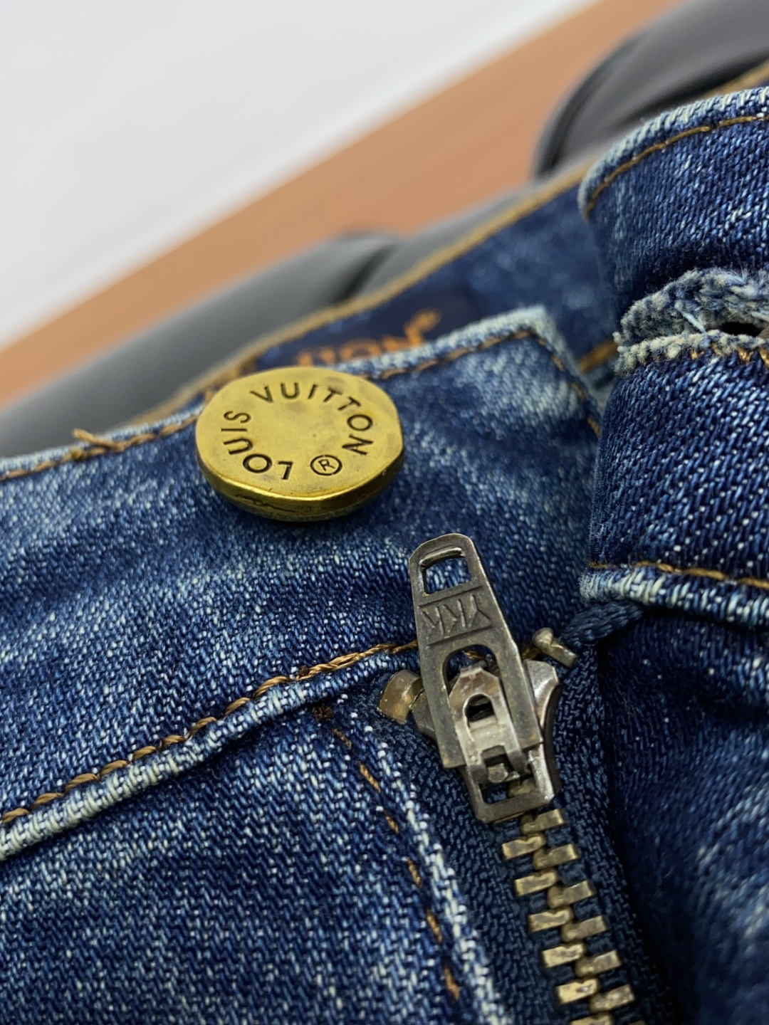 1v 路易威登 25ss秋冬 新款 男士小直筒原单 牛仔裤 秋冬新款超柔软，弹力面料，复杂的手工艺叠加，