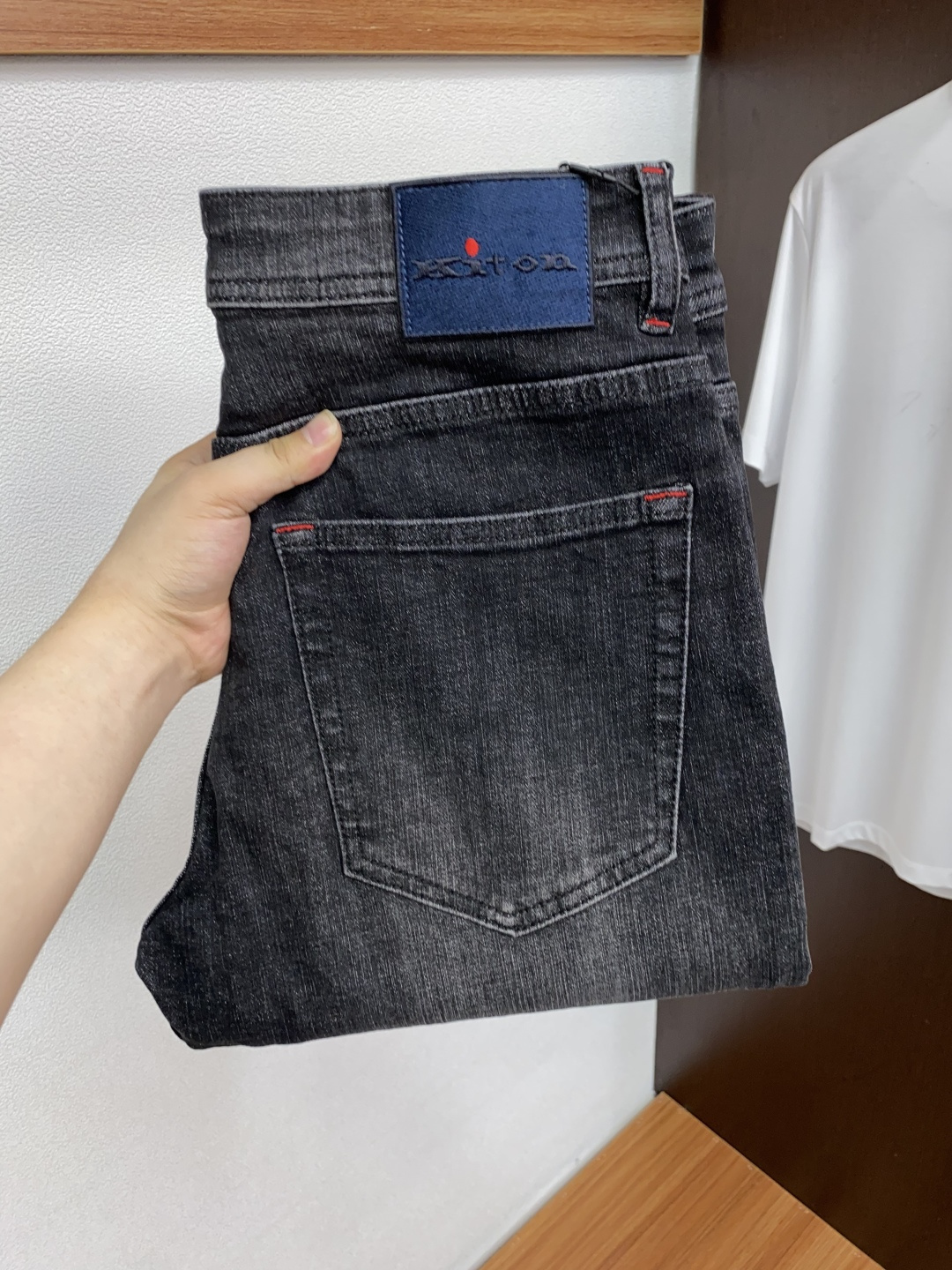 kiton 25ss秋冬 新款 男士小直筒原单 牛仔裤 秋冬新款超柔软，弹力面料，复杂的手工艺叠加，任何