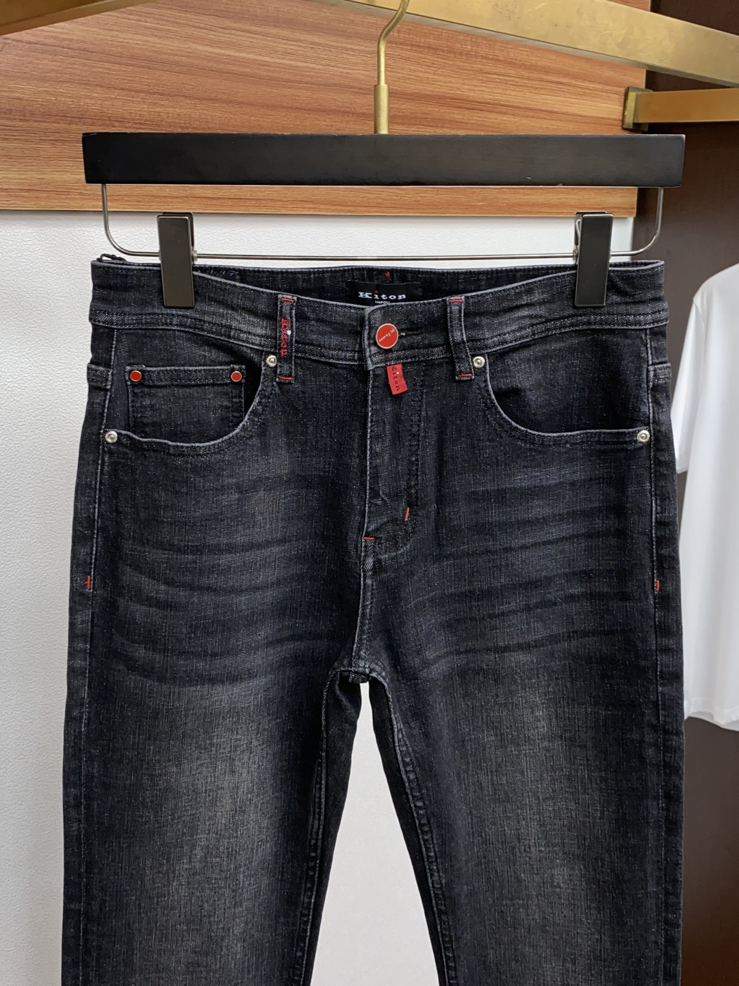 kiton 25ss秋冬 新款 男士小直筒原单 牛仔裤 秋冬新款超柔软，弹力面料，复杂的手工艺叠加，任何