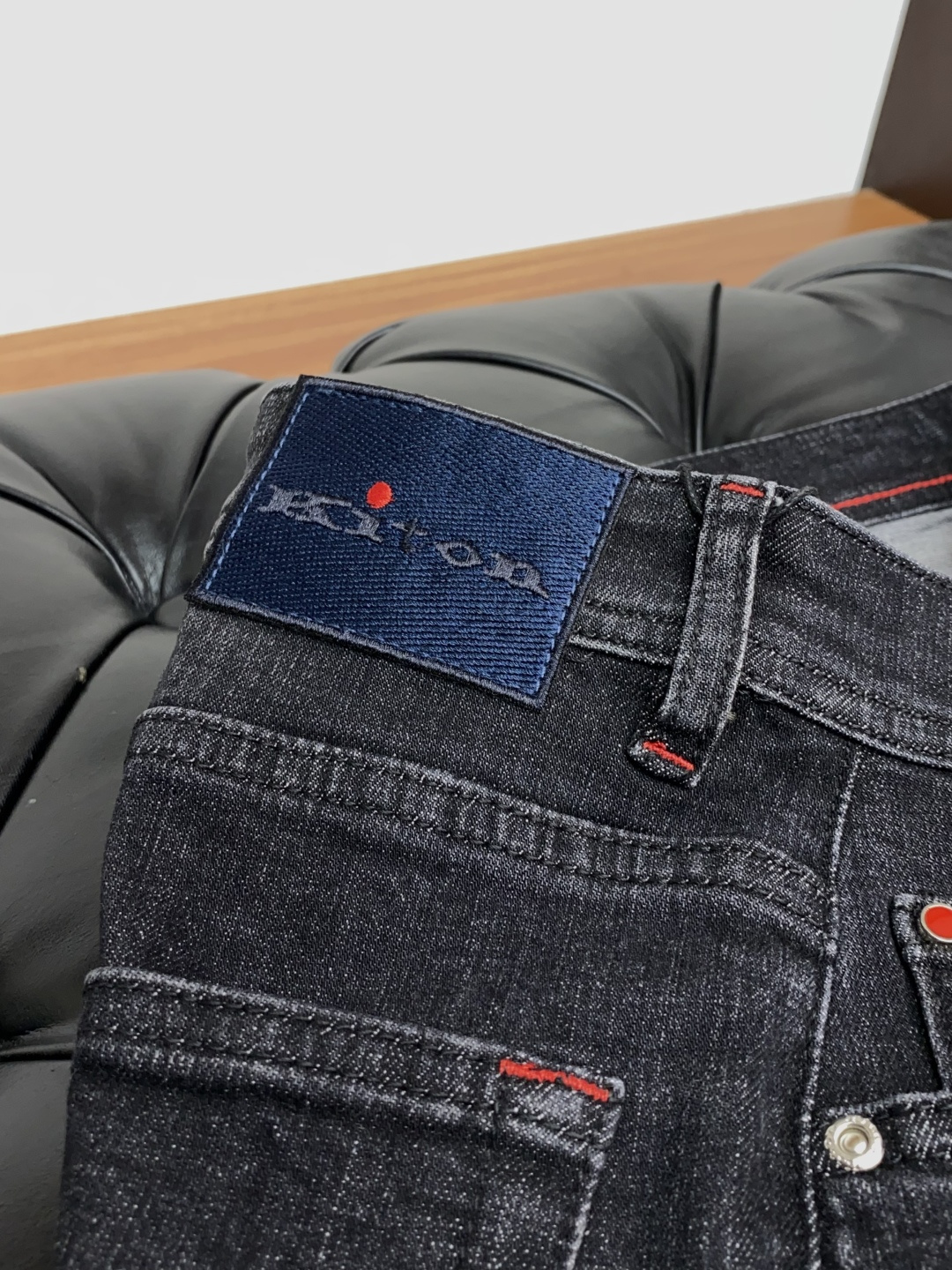 kiton 25ss秋冬 新款 男士小直筒原单 牛仔裤 秋冬新款超柔软，弹力面料，复杂的手工艺叠加，任何