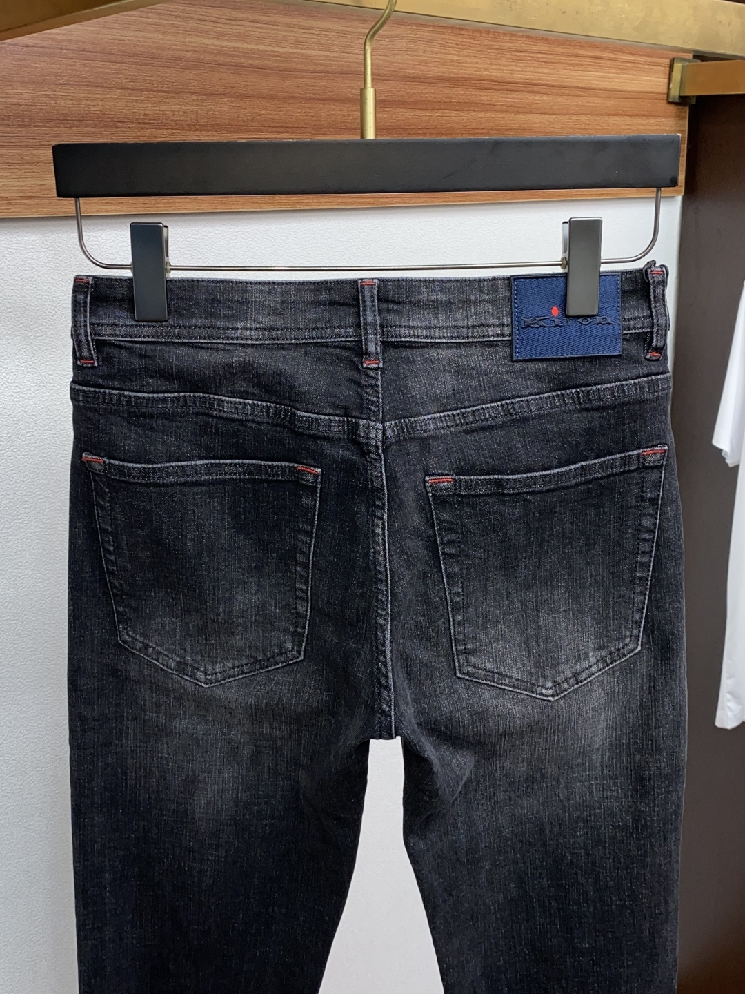 kiton 25ss秋冬 新款 男士小直筒原单 牛仔裤 秋冬新款超柔软，弹力面料，复杂的手工艺叠加，任何