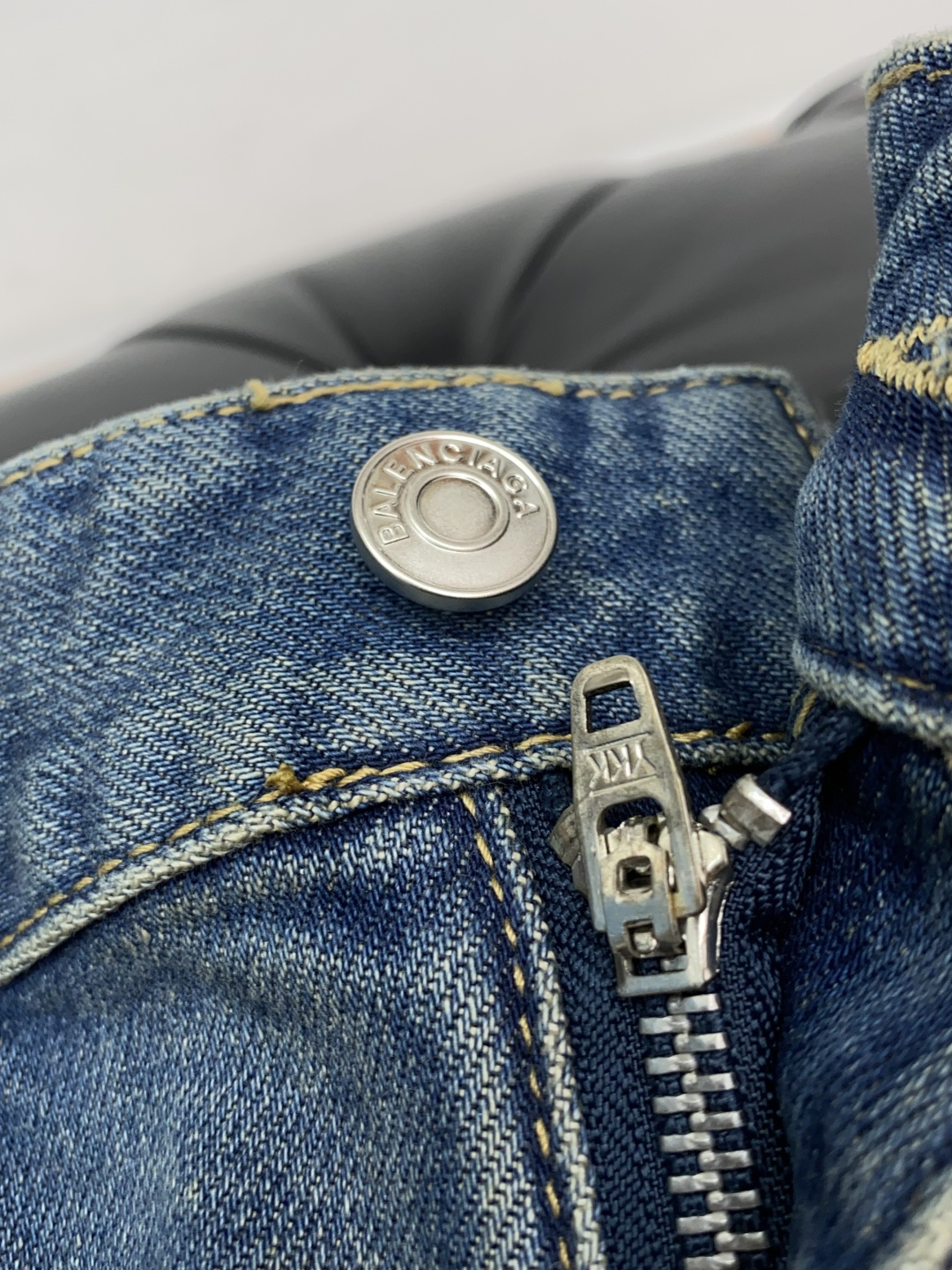 巴黎世家 25新款 市场独家订制进口丹宁牛仔面料 稀缺面料 超级舒服 工艺复杂四季款牛仔裤 针织牛从做旧