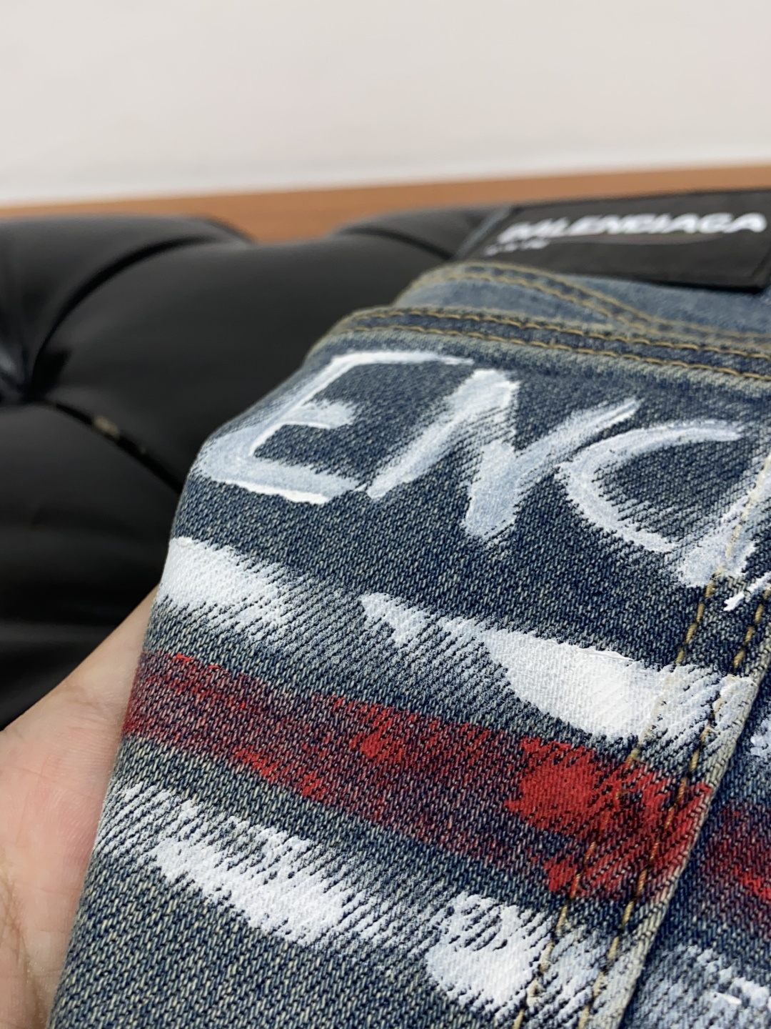 巴黎世家 25新款 市场独家订制进口丹宁牛仔面料 稀缺面料 超级舒服 工艺复杂四季款牛仔裤 针织牛从做旧