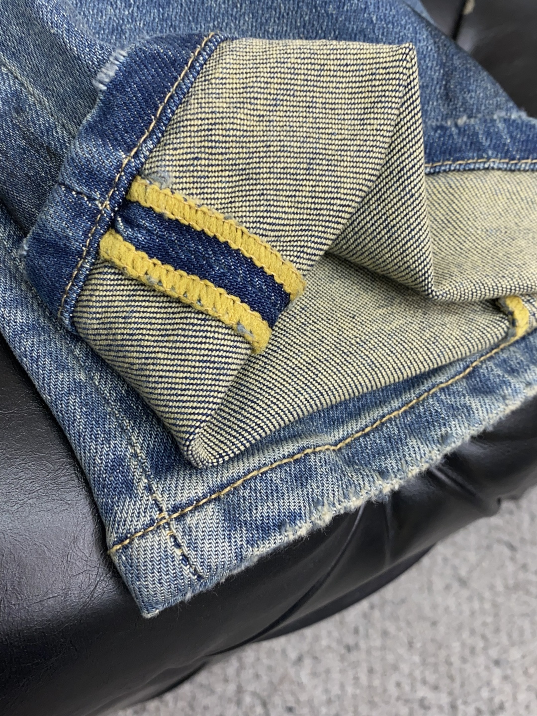 巴黎世家 25新款 市场独家订制进口丹宁牛仔面料 稀缺面料 超级舒服 工艺复杂四季款牛仔裤 针织牛从做旧