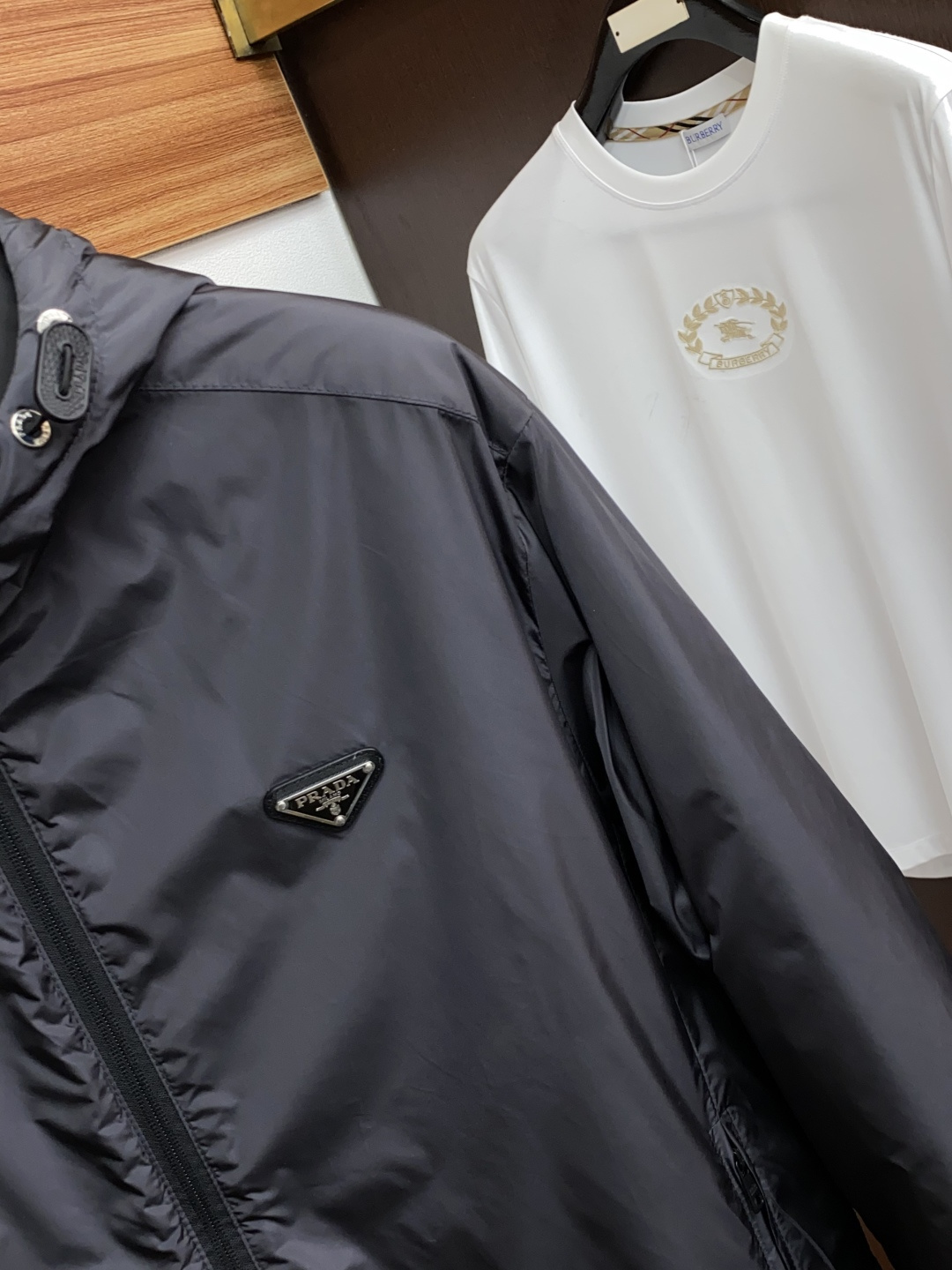 普拉达 25ss最新品 经典夹克外套，设计帅气有型！百搭必备单品，时尚潮牌， 轻松营造酷帅氛围感 ，高级