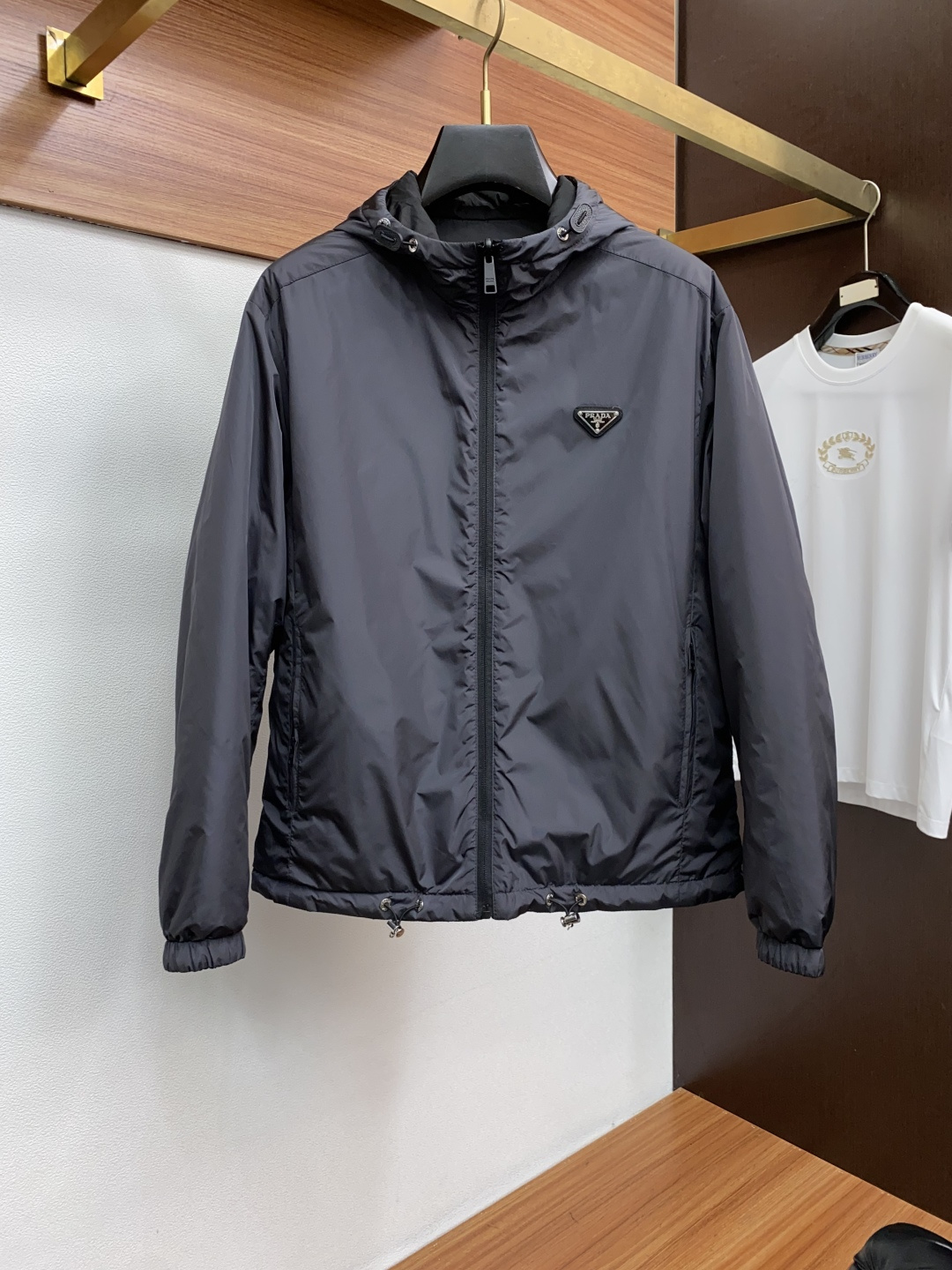 普拉达 25ss最新品 经典夹克外套，设计帅气有型！百搭必备单品，时尚潮牌， 轻松营造酷帅氛围感 ，高级