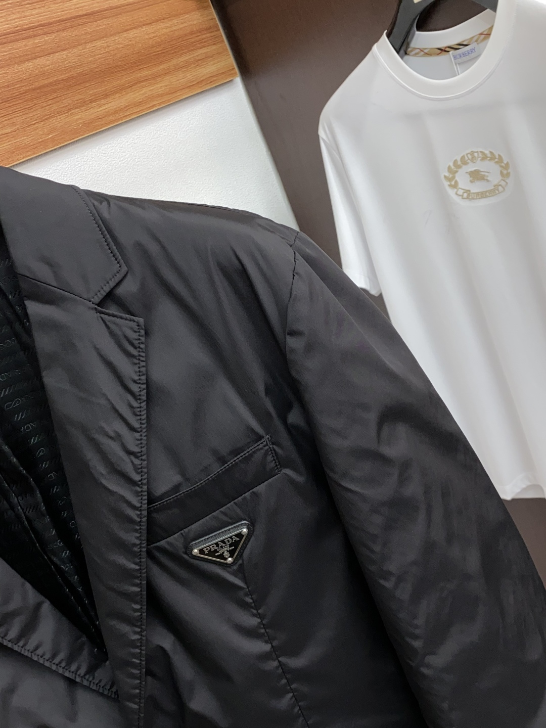 普拉达 25ss最新品 经典西装夹克外套，设计帅气有型！百搭必备单品，时尚潮牌， 轻松营造酷帅氛围感 ，