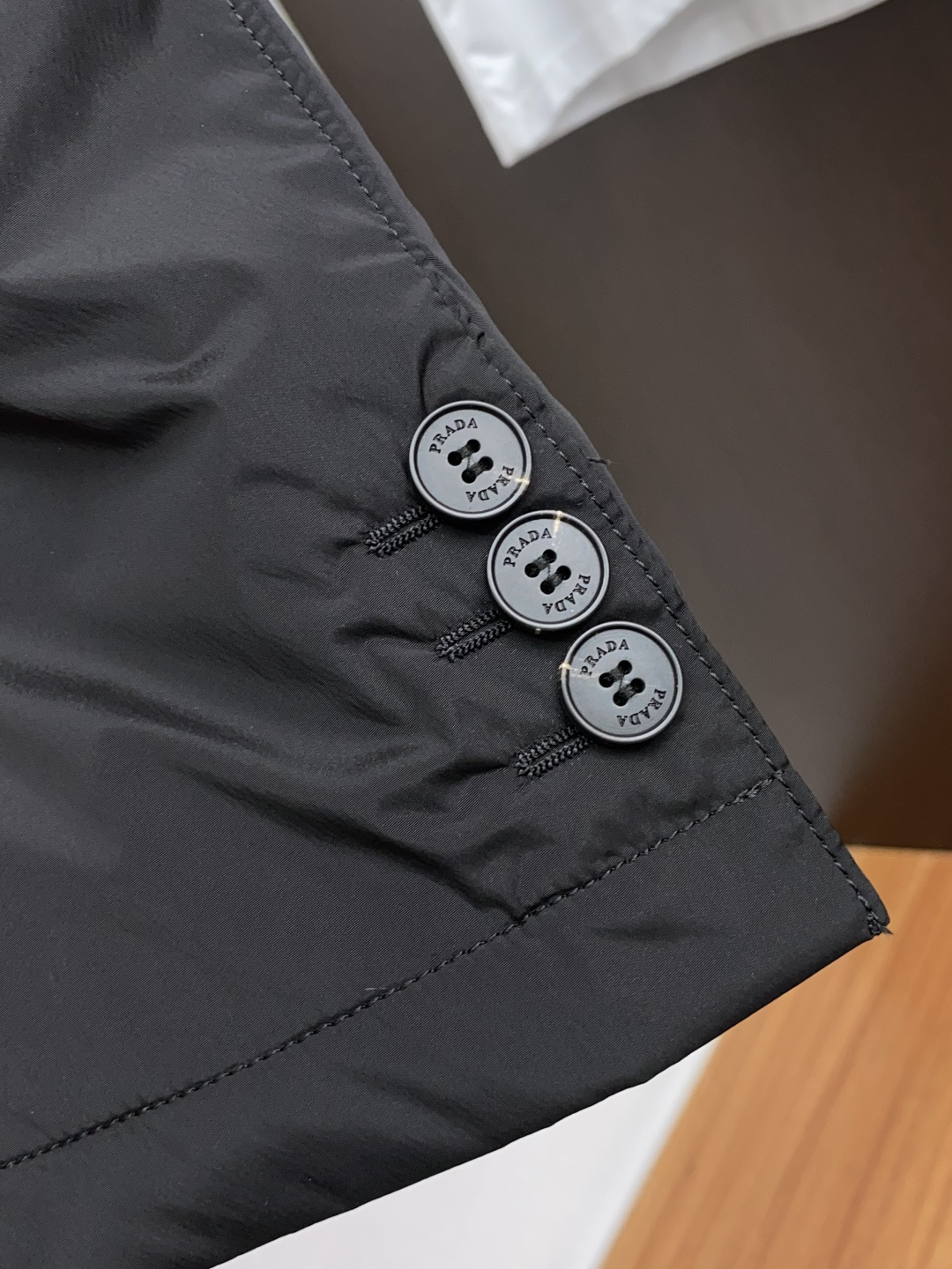 普拉达 25ss最新品 经典西装夹克外套，设计帅气有型！百搭必备单品，时尚潮牌， 轻松营造酷帅氛围感 ，