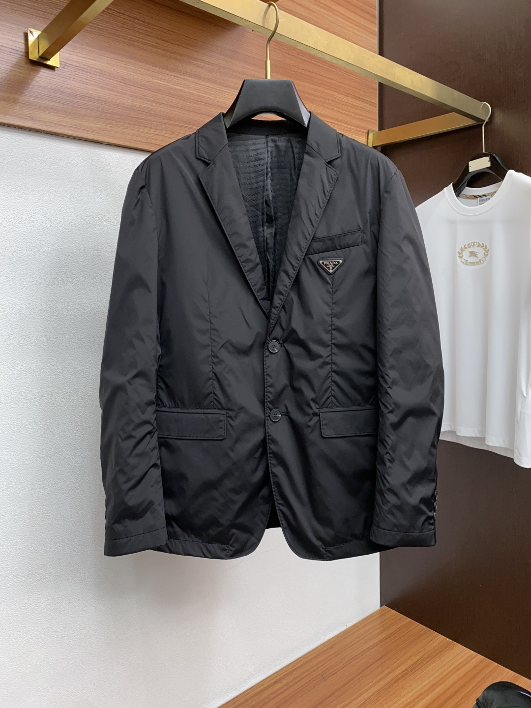 普拉达 25ss最新品 经典西装夹克外套，设计帅气有型！百搭必备单品，时尚潮牌， 轻松营造酷帅氛围感 ，