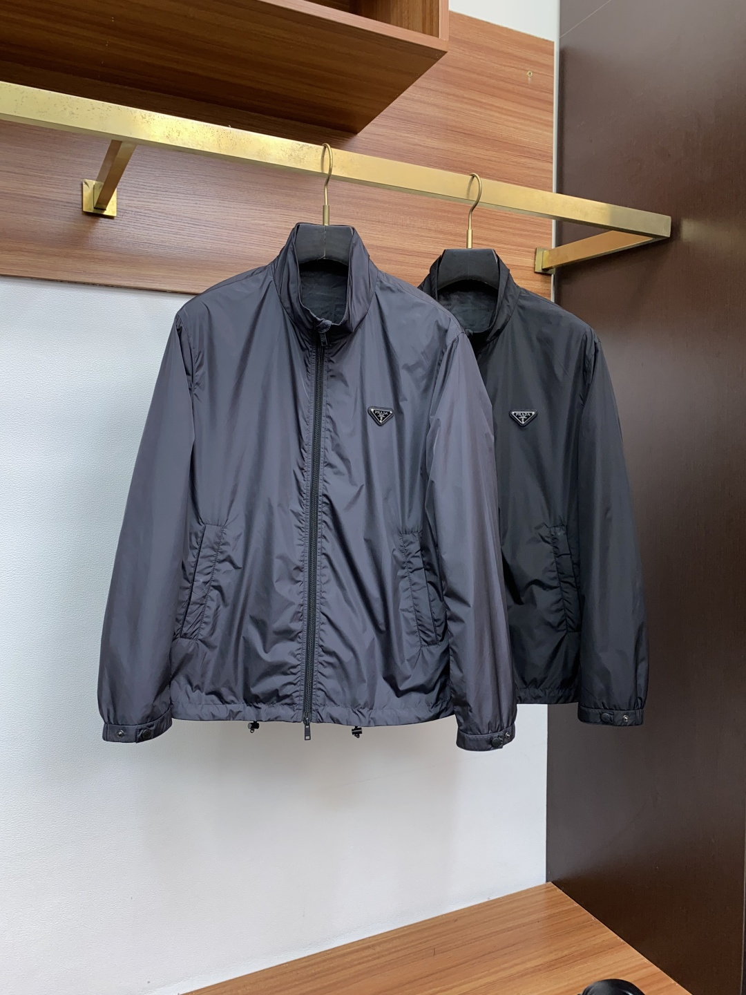 普拉达 25ss最新品 经典夹克外套，设计帅气有型！百搭必备单品，时尚潮牌， 轻松营造酷帅氛围感 ，高级
