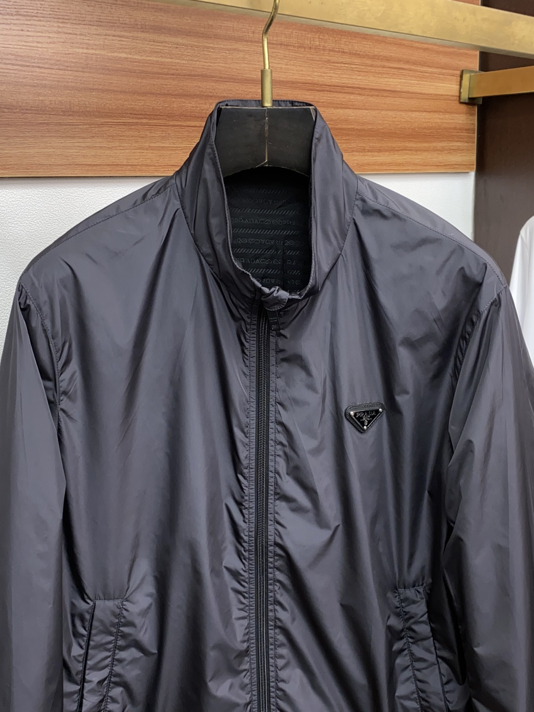 普拉达 25ss最新品 经典夹克外套，设计帅气有型！百搭必备单品，时尚潮牌， 轻松营造酷帅氛围感 ，高级