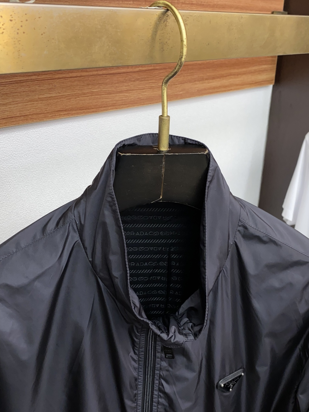 普拉达 25ss最新品 经典夹克外套，设计帅气有型！百搭必备单品，时尚潮牌， 轻松营造酷帅氛围感 ，高级