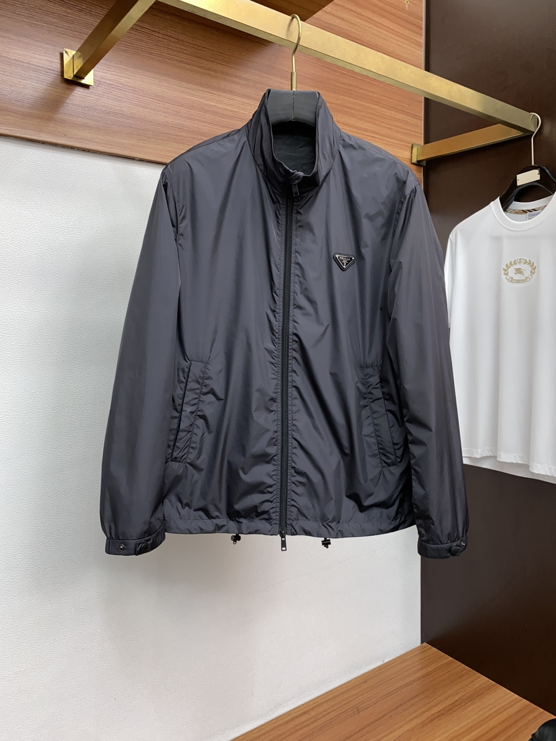 普拉达 25ss最新品 经典夹克外套，设计帅气有型！百搭必备单品，时尚潮牌， 轻松营造酷帅氛围感 ，高级