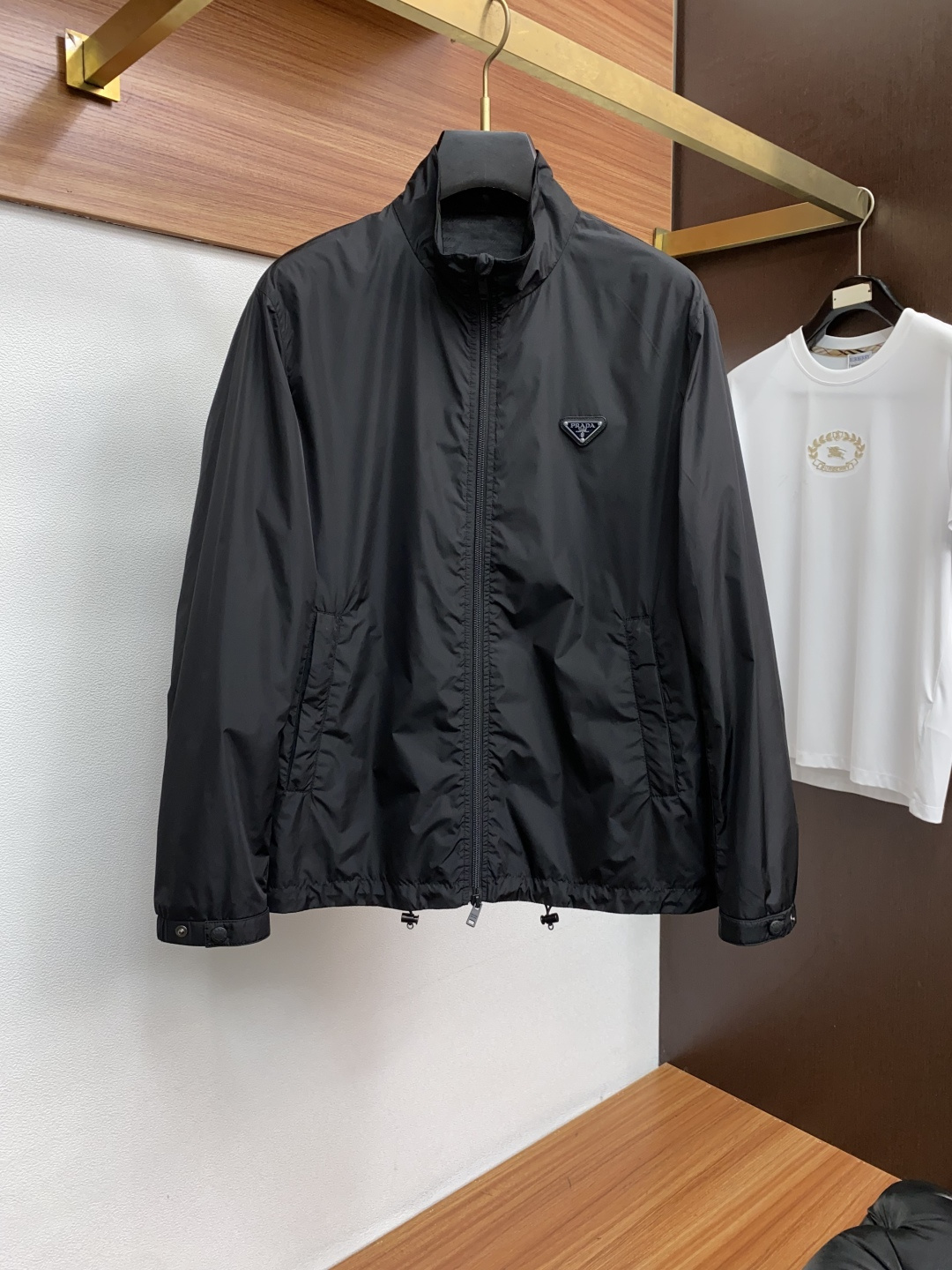 普拉达 25ss最新品 经典夹克外套，设计帅气有型！百搭必备单品，时尚潮牌， 轻松营造酷帅氛围感 ，高级