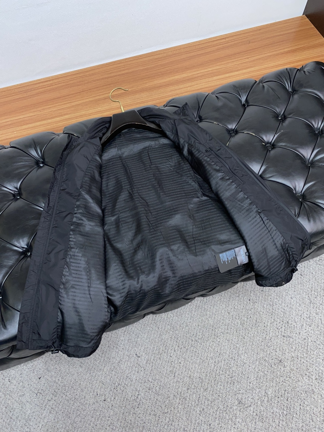 普拉达 25ss最新品 经典夹克外套，设计帅气有型！百搭必备单品，时尚潮牌， 轻松营造酷帅氛围感 ，高级