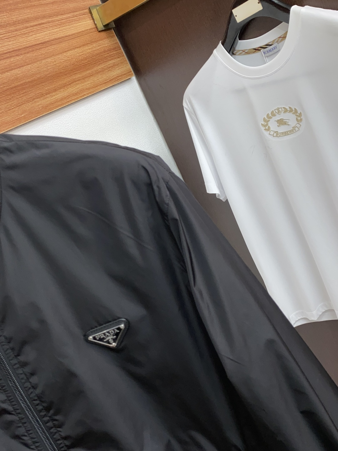 普拉达 25ss最新品 经典夹克外套，设计帅气有型！百搭必备单品，时尚潮牌， 轻松营造酷帅氛围感 ，高级