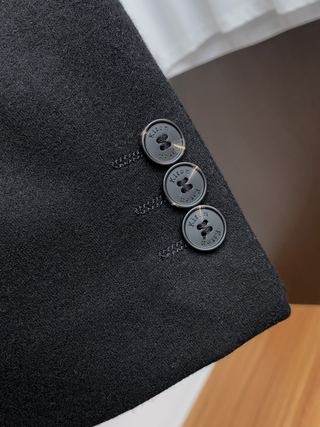 kiton 25ss最新品 经典西装外套，设计帅气有型！百搭必备单品，时尚潮牌， 轻松营造酷帅氛围感 ，