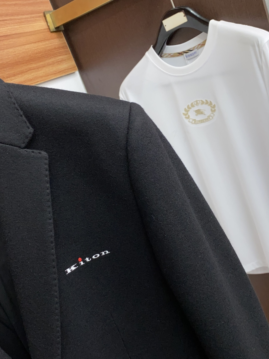 kiton 25ss最新品 经典西装外套，设计帅气有型！百搭必备单品，时尚潮牌， 轻松营造酷帅氛围感 ，