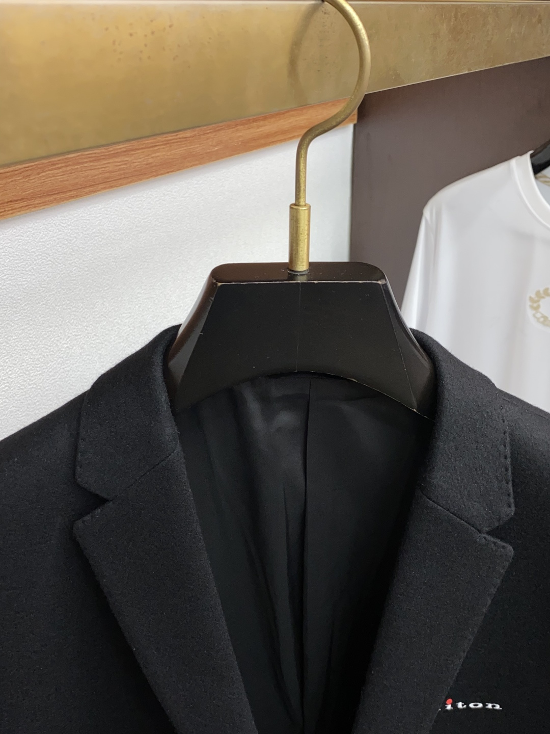 kiton 25ss最新品 经典西装外套，设计帅气有型！百搭必备单品，时尚潮牌， 轻松营造酷帅氛围感 ，