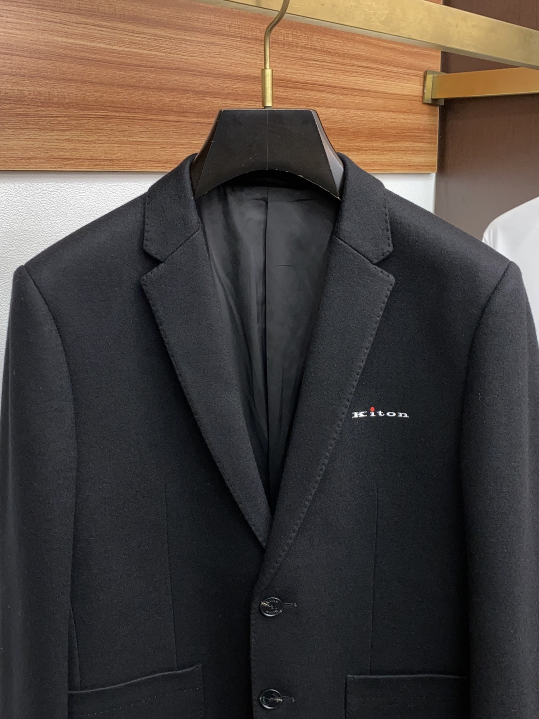 kiton 25ss最新品 经典西装外套，设计帅气有型！百搭必备单品，时尚潮牌， 轻松营造酷帅氛围感 ，