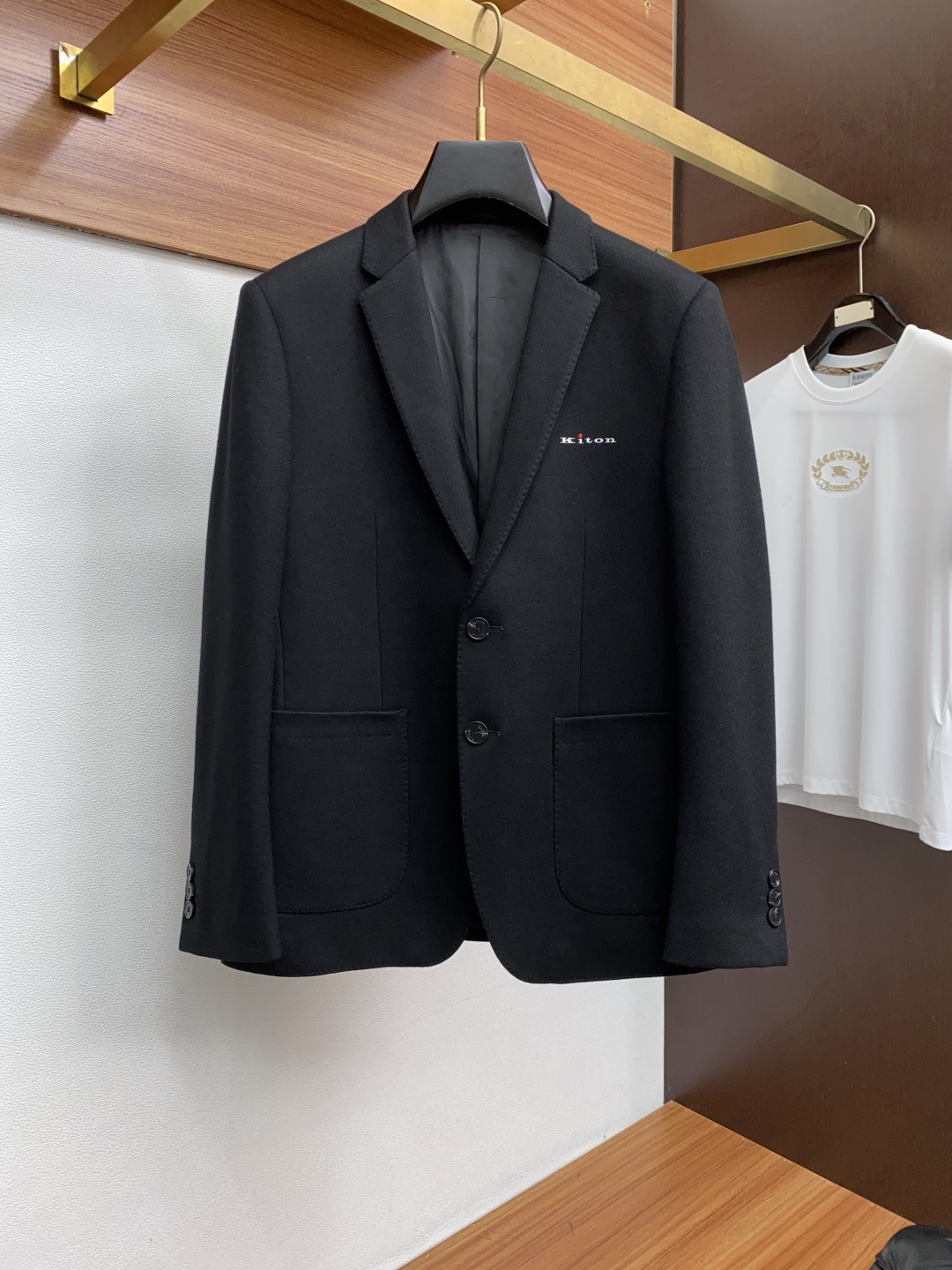 kiton 25ss最新品 经典西装外套，设计帅气有型！百搭必备单品，时尚潮牌， 轻松营造酷帅氛围感 ，