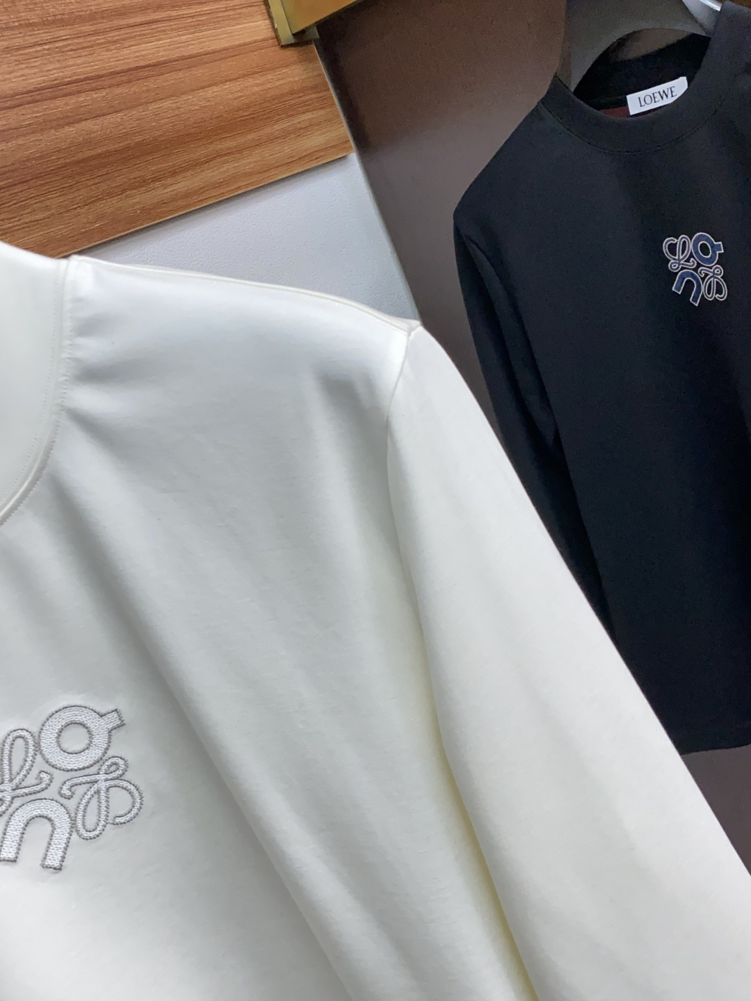 罗意威 2025 秋冬AW新品，时尚休闲打底加厚长袖卫衣专柜同步有售，进口面料，工艺极度复杂，视觉相当雅