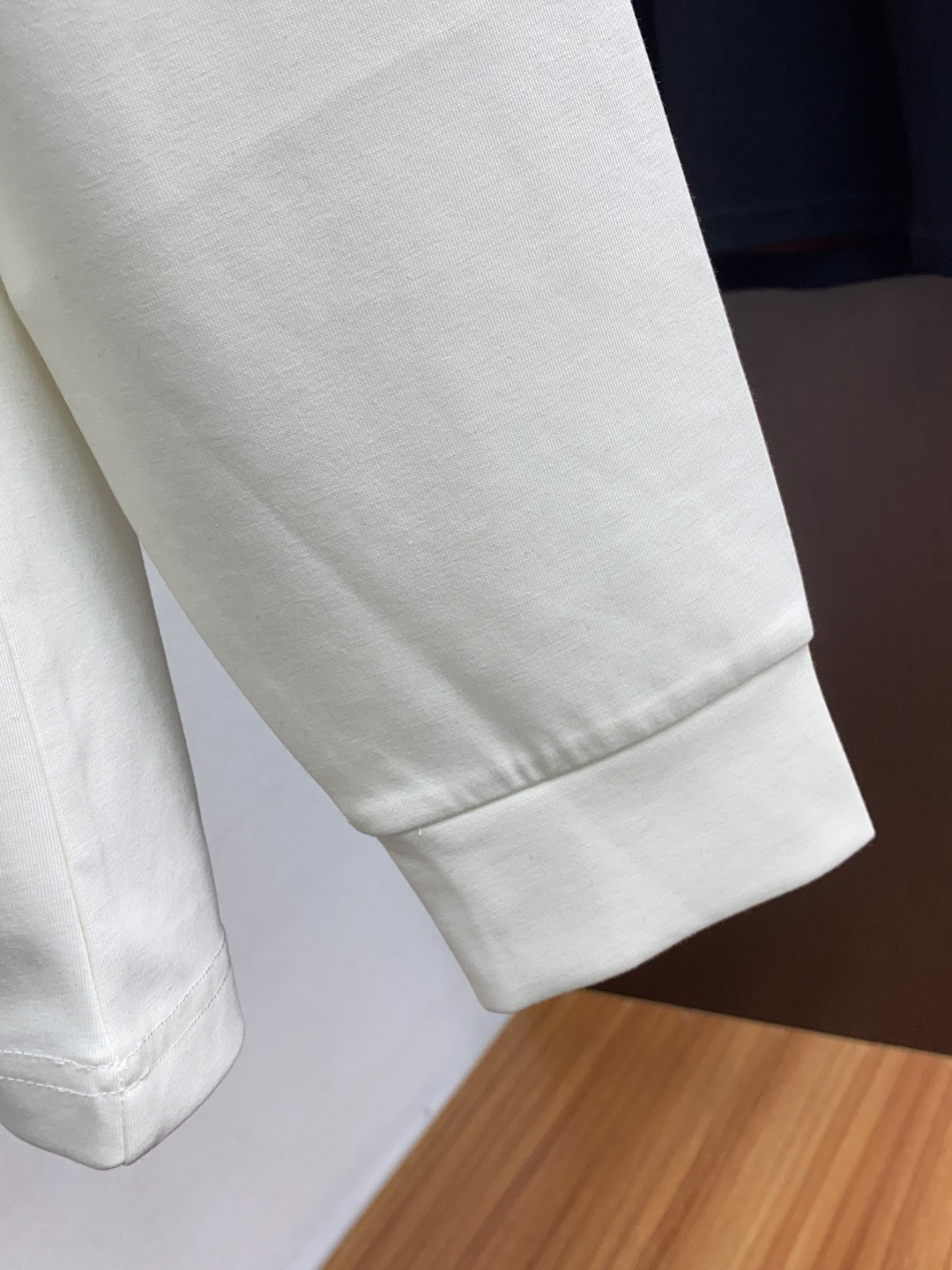 罗意威 2025 秋冬AW新品，时尚休闲打底加厚长袖卫衣专柜同步有售，进口面料，工艺极度复杂，视觉相当雅