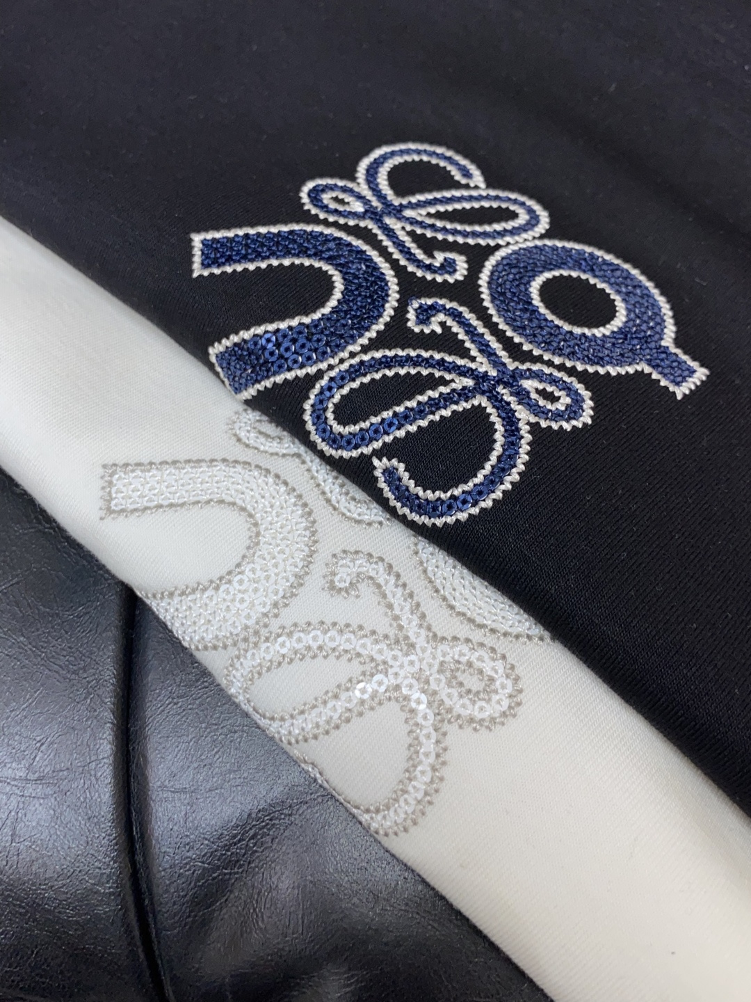 罗意威 2025 秋冬AW新品，时尚休闲打底加厚长袖卫衣专柜同步有售，进口面料，工艺极度复杂，视觉相当雅