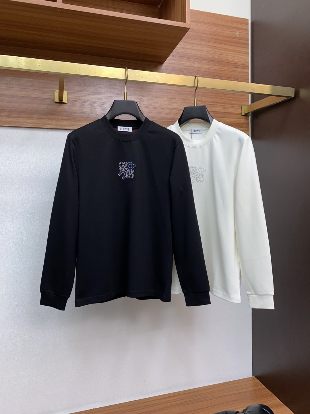 罗意威 2025 秋冬AW新品，时尚休闲打底加厚长袖卫衣专柜同步有售，进口面料，工艺极度复杂，视觉相当雅