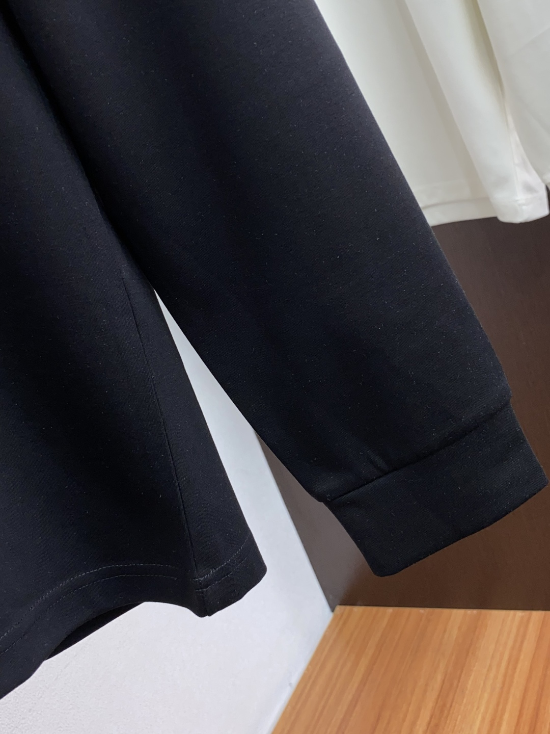 罗意威 2025 秋冬AW新品，时尚休闲打底加厚长袖卫衣专柜同步有售，进口面料，工艺极度复杂，视觉相当雅