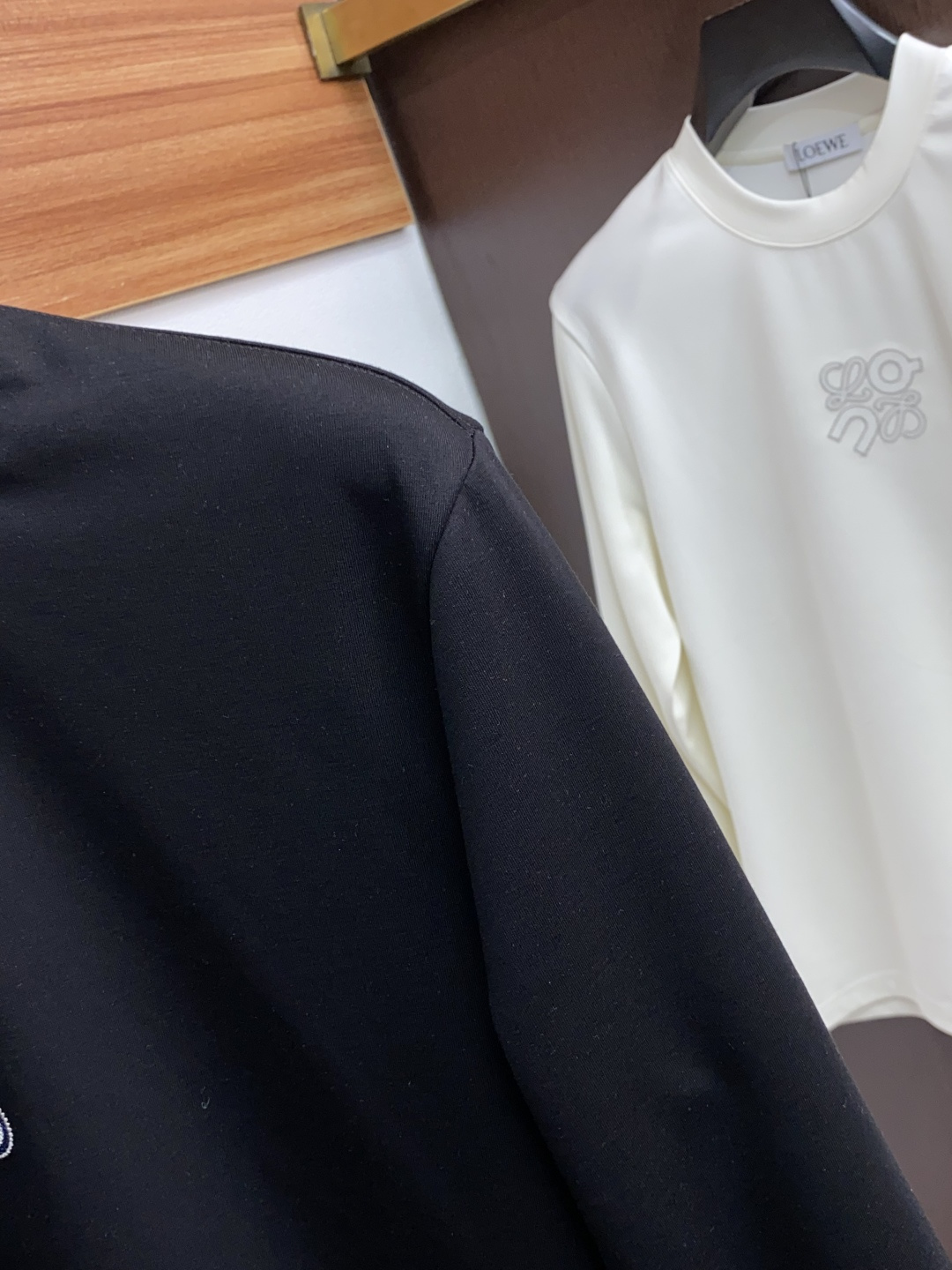 罗意威 2025 秋冬AW新品，时尚休闲打底加厚长袖卫衣专柜同步有售，进口面料，工艺极度复杂，视觉相当雅