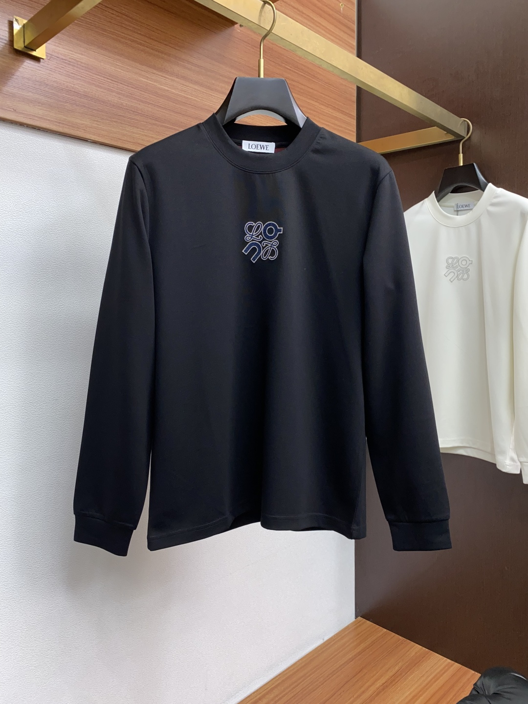 罗意威 2025 秋冬AW新品，时尚休闲打底加厚长袖卫衣专柜同步有售，进口面料，工艺极度复杂，视觉相当雅