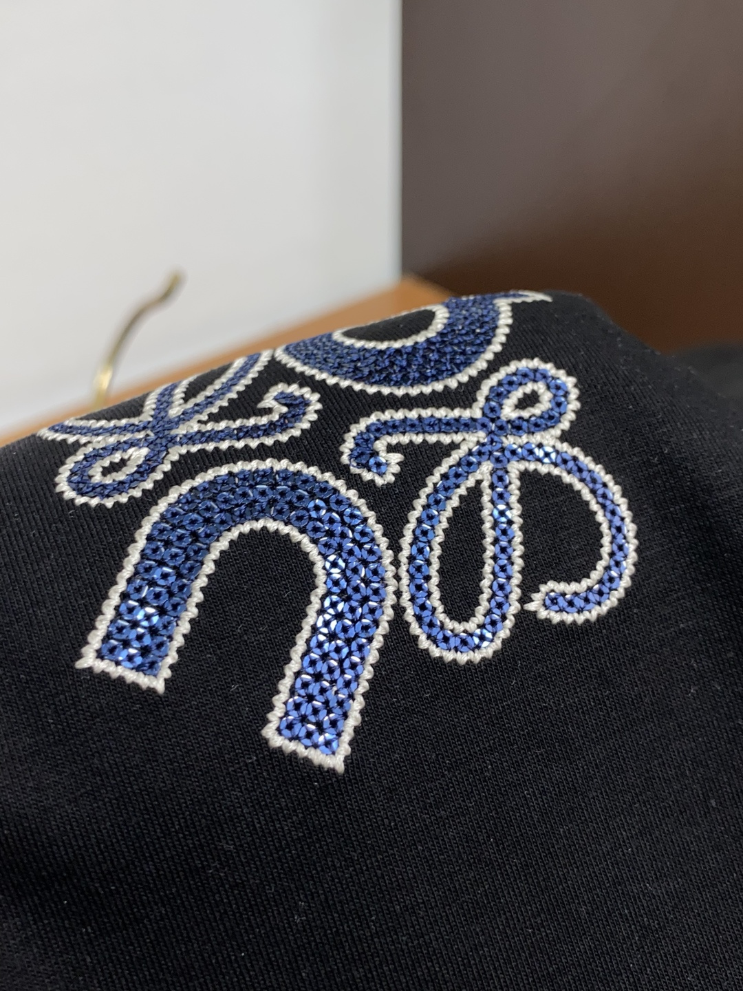 罗意威 2025 秋冬AW新品，时尚休闲打底加厚长袖卫衣专柜同步有售，进口面料，工艺极度复杂，视觉相当雅