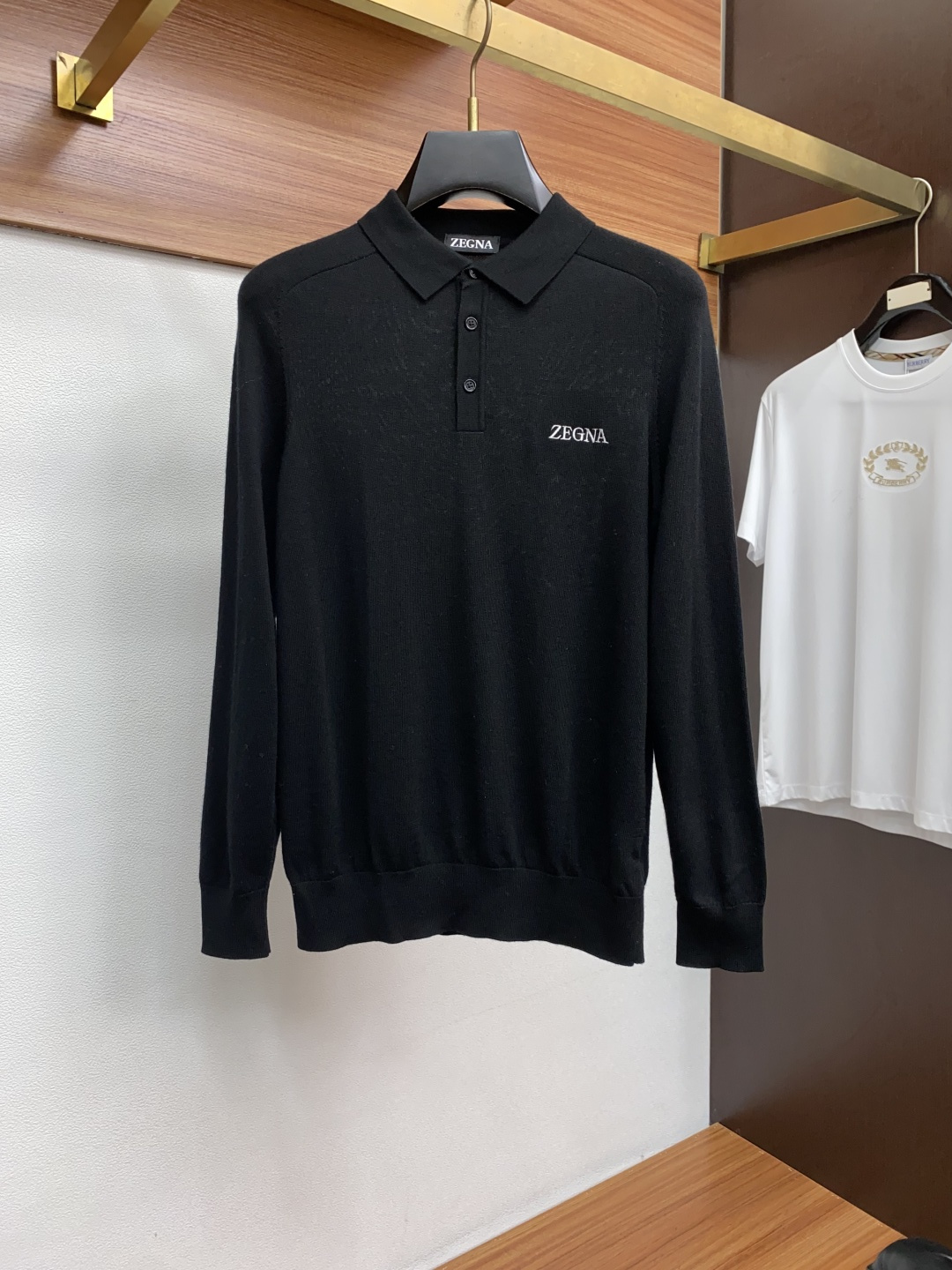 NO:595657,Zegna ZEGN* 25 new fashionable men's wool + cashmere sweaters for autumn and winter are made of imported top-grade wool fabrics, which are comfortable, warm, soft and comfortable, creating a casual and elegant outfit. The brand logo is embroidered on the chest, and the design is designed with luxurious classic brand elements. There is not too much complicated craftsmanship. It is the fusion of design and materials. It is a must-have artifact for autumn and winter!  Blue, black sizes M-3XL,,zegna,sweaters,alexander wang19860909杰尼亚 ZEGN* 25年秋冬新款时尚男士羊毛+羊绒毛衣,采用进口高档顶级羊毛面料,舒适保暖柔软舒适,打造休闲、高雅气质的穿搭单品.胸前刺绣品牌小标,奢华经典品牌元素设计 没有过多复杂的工艺 玩的就是设计与材质的融合,秋冬季必备神器！蓝色、黑色尺码M-3XL,,zegna,sweaters,alexander wang,Men's clothing