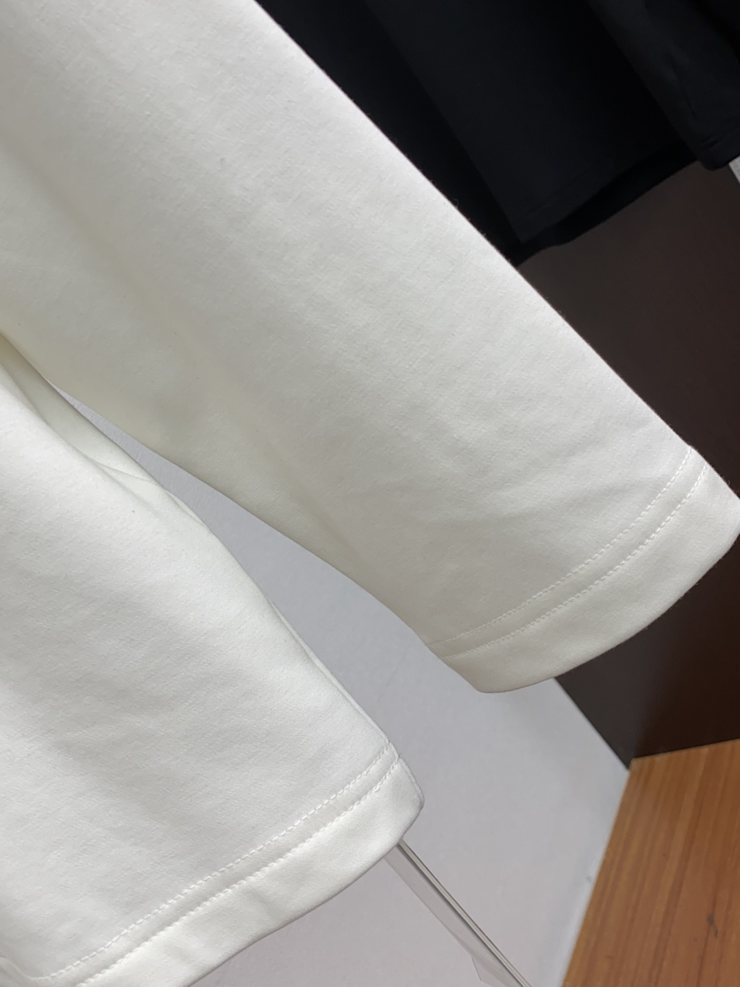 巴宝莉 2025秋冬新款.加厚加绒打底单穿长袖T恤卫衣 订制320克兰精莫代尔加厚拉绒面料.前后工艺细节