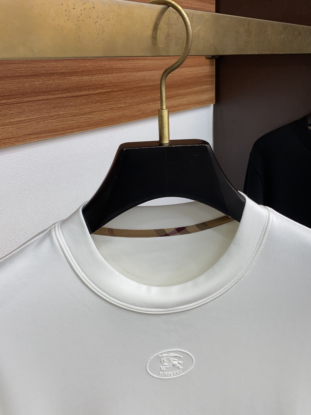 巴宝莉 2025秋冬新款.加厚加绒打底单穿长袖T恤卫衣 订制320克兰精莫代尔加厚拉绒面料.前后工艺细节