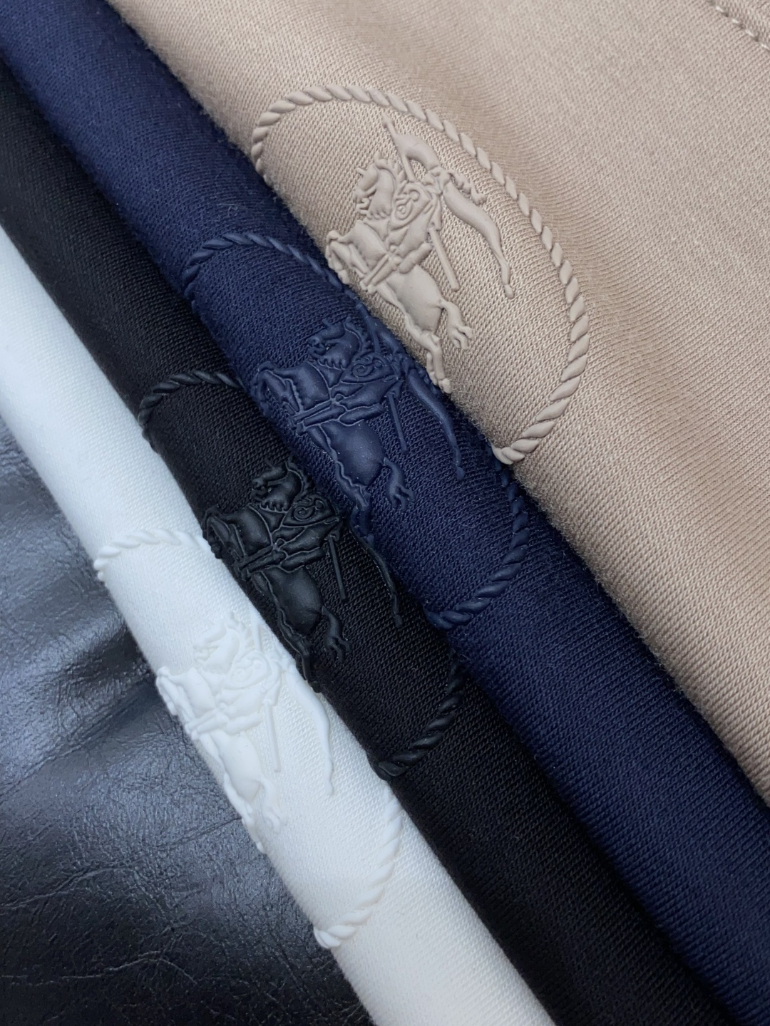 巴宝莉 2025秋冬新款.加厚加绒打底单穿长袖T恤卫衣 订制320克兰精莫代尔加厚拉绒面料.前后工艺细节