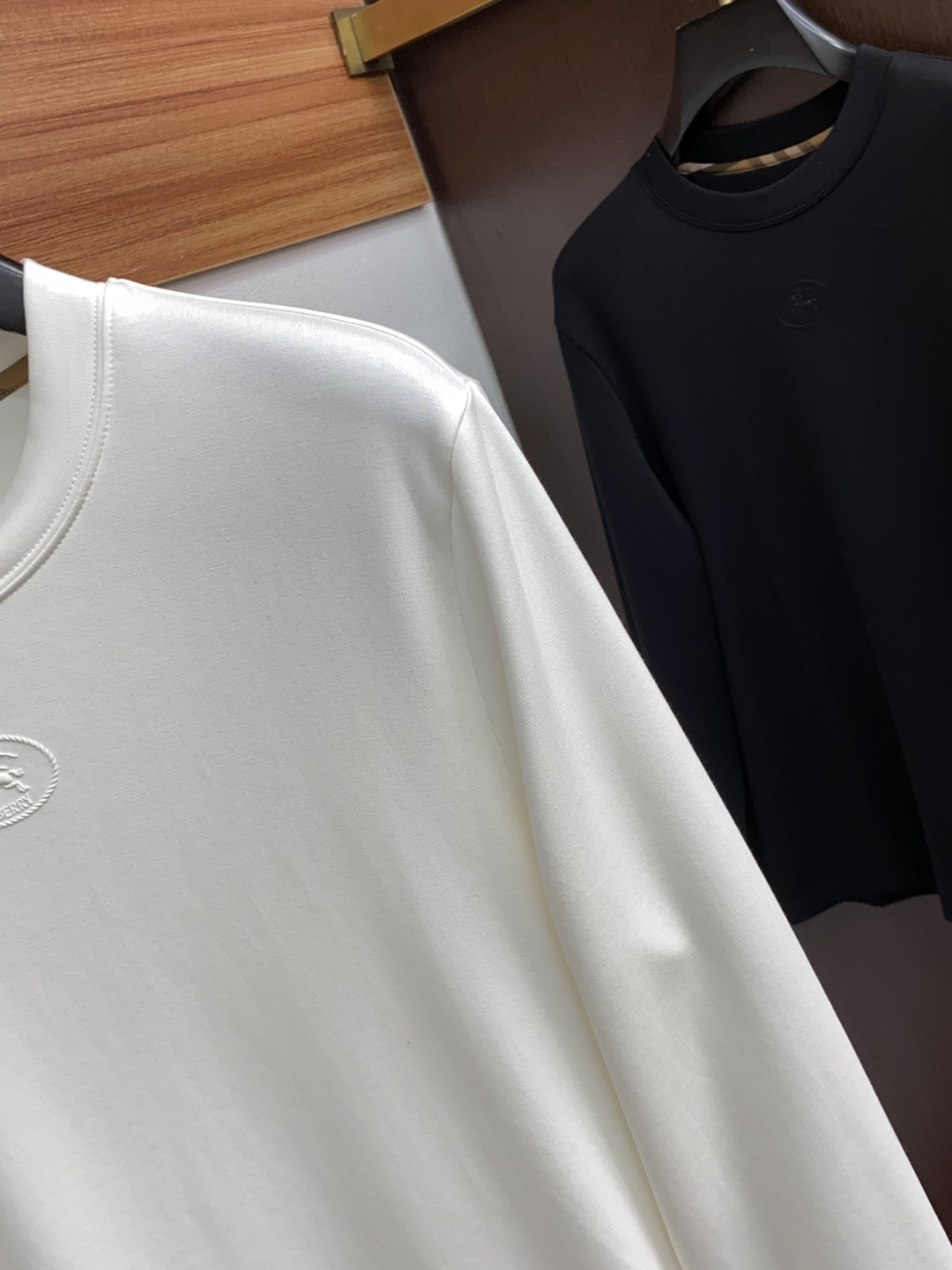 巴宝莉 2025秋冬新款.加厚加绒打底单穿长袖T恤卫衣 订制320克兰精莫代尔加厚拉绒面料.前后工艺细节