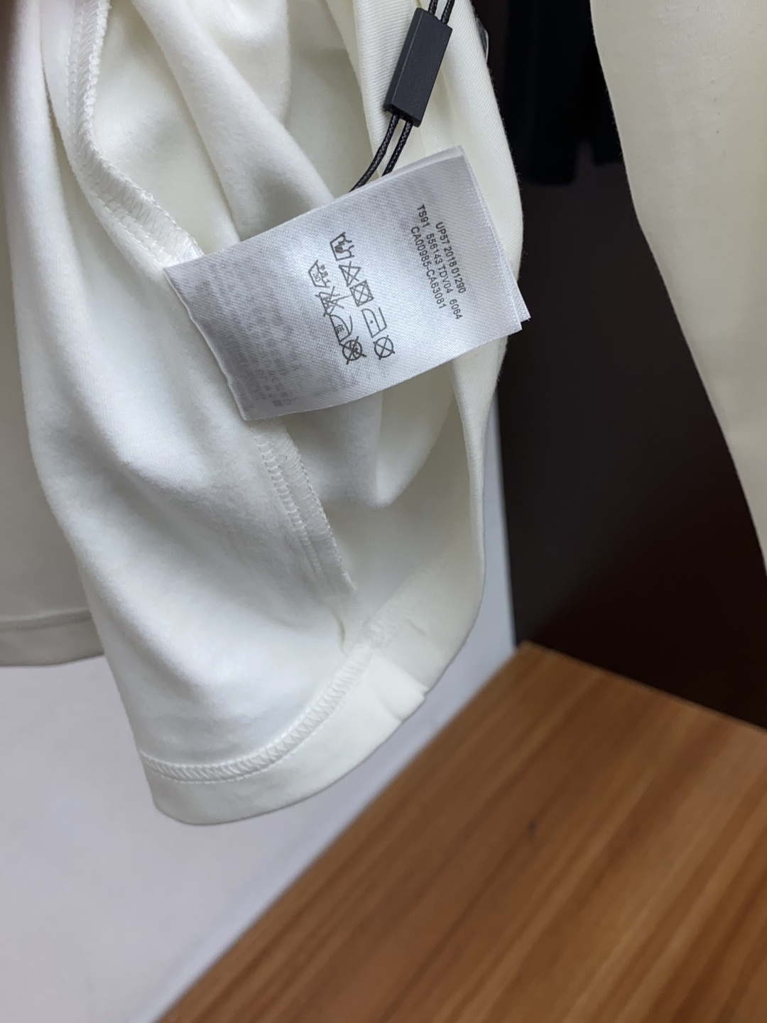 巴宝莉 2025秋冬新款.加厚加绒打底单穿长袖T恤卫衣 订制320克兰精莫代尔加厚拉绒面料.前后工艺细节