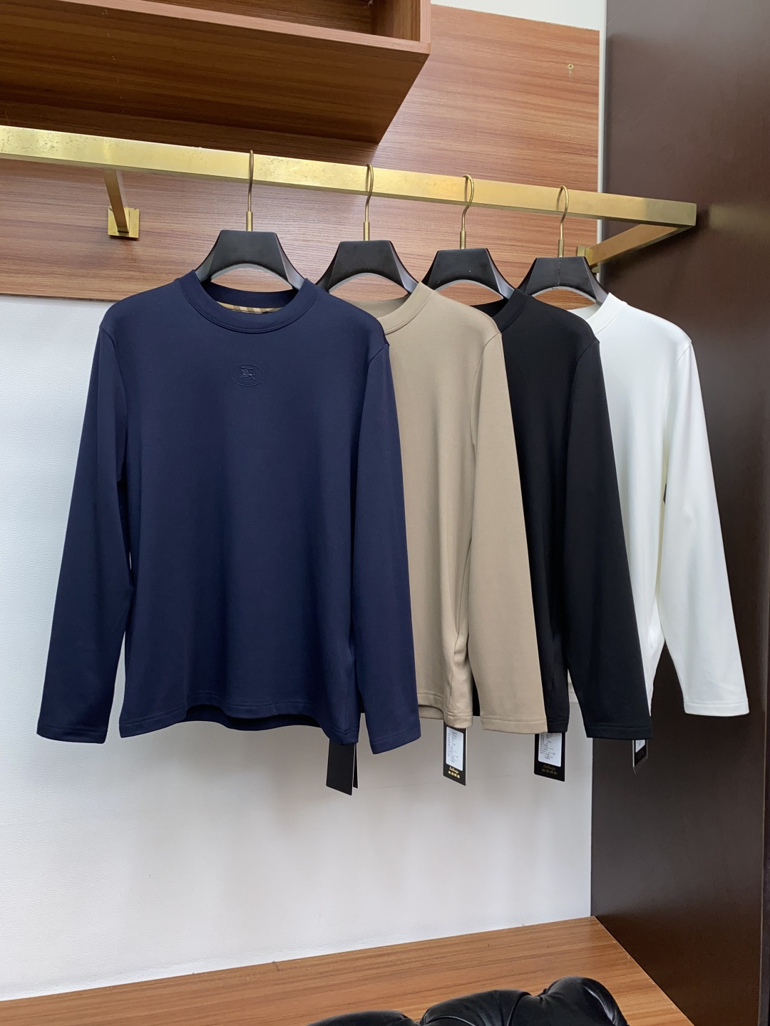 巴宝莉 2025秋冬新款.加厚加绒打底单穿长袖T恤卫衣 订制320克兰精莫代尔加厚拉绒面料.前后工艺细节